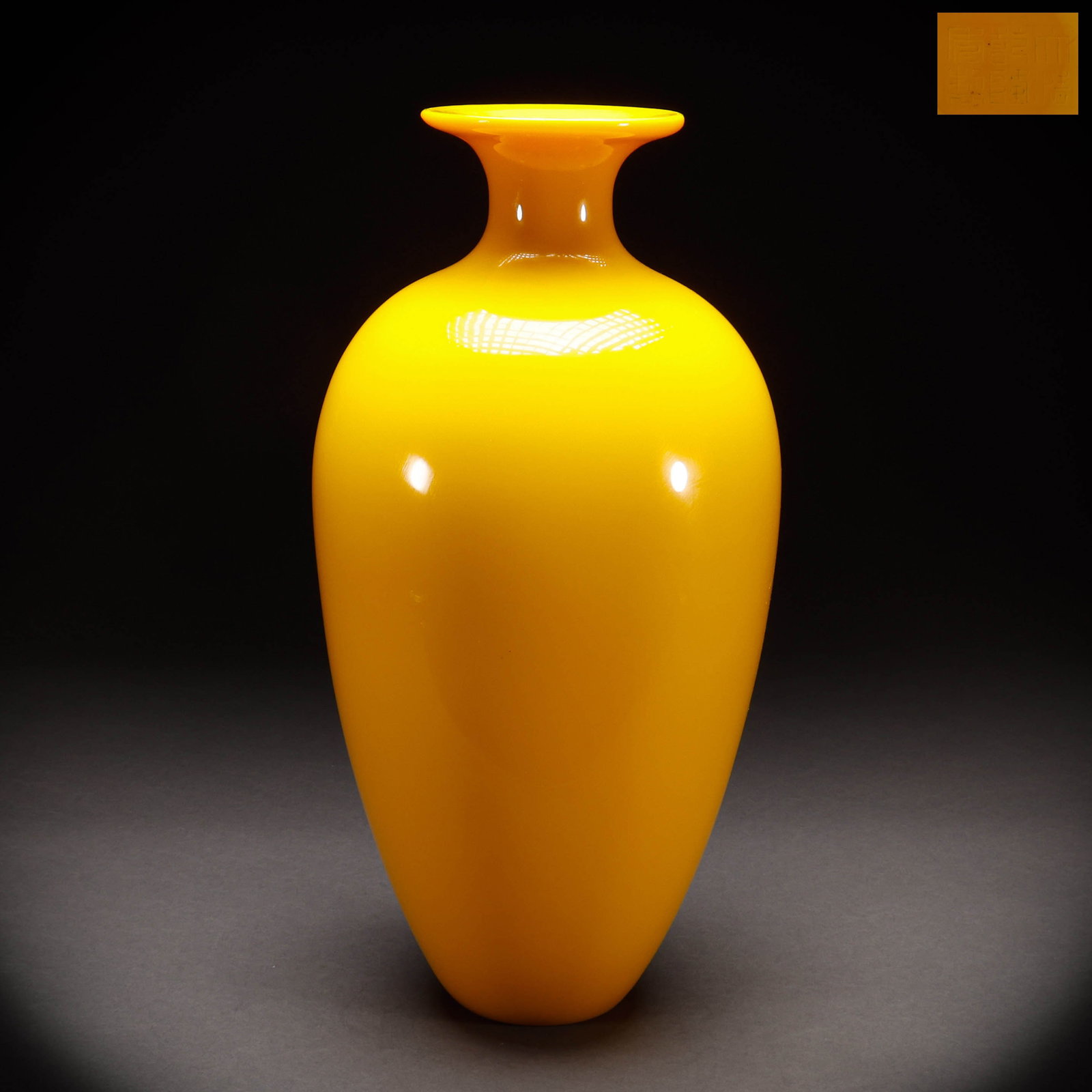 Qing Dynasty Chicken Oil Yellow Glass Bottle: Height: 41cm, Width: 21cm, Weight: 4104g