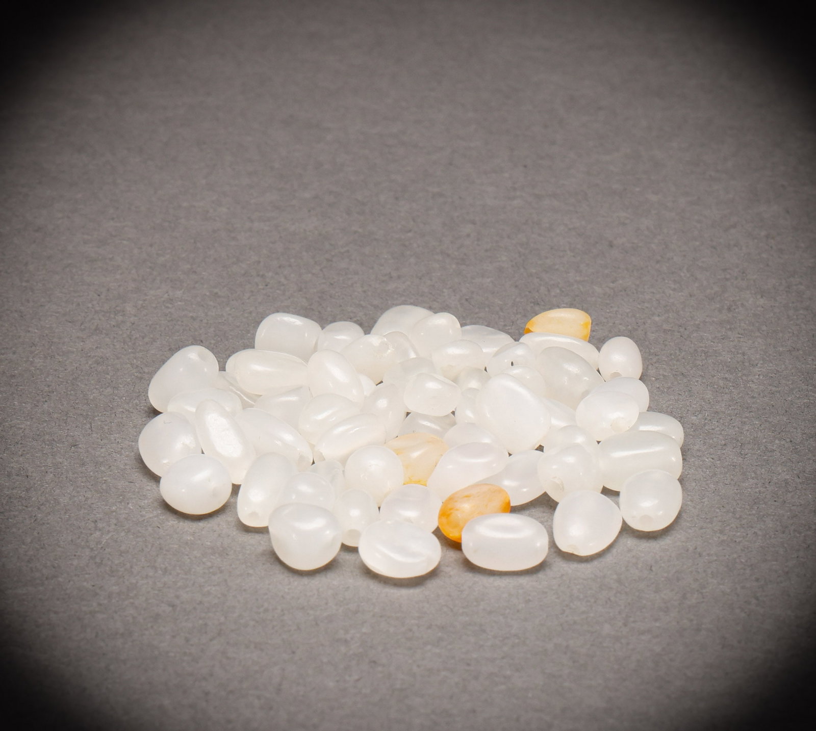 A pile of Hotan Jade jade babies in the Qing Dynasty: Height: 0.7cm, Width: 0.4cm, Weight: 31g