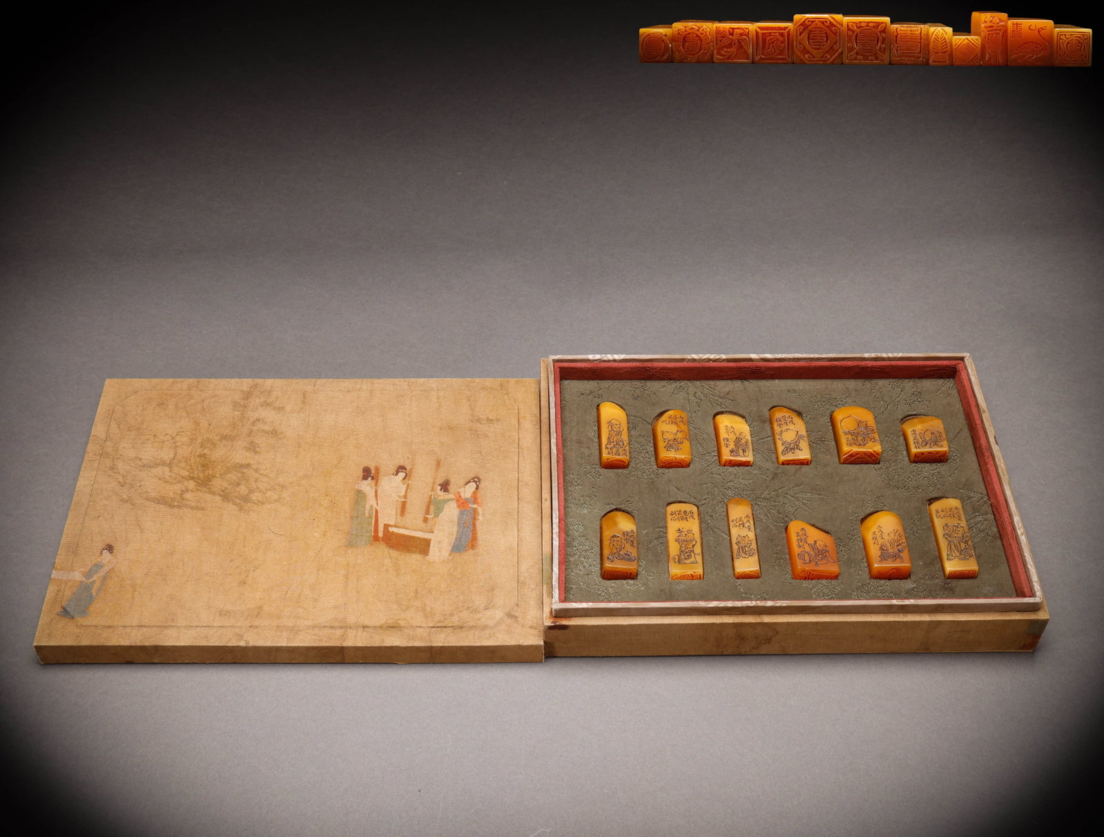 A box of Qing Dynasty Shoushan Tian Huangshi seals: Height: 5.5cm, Width: 2cm,Height: 4cm, Width: 2.4cm, Weight: 466g