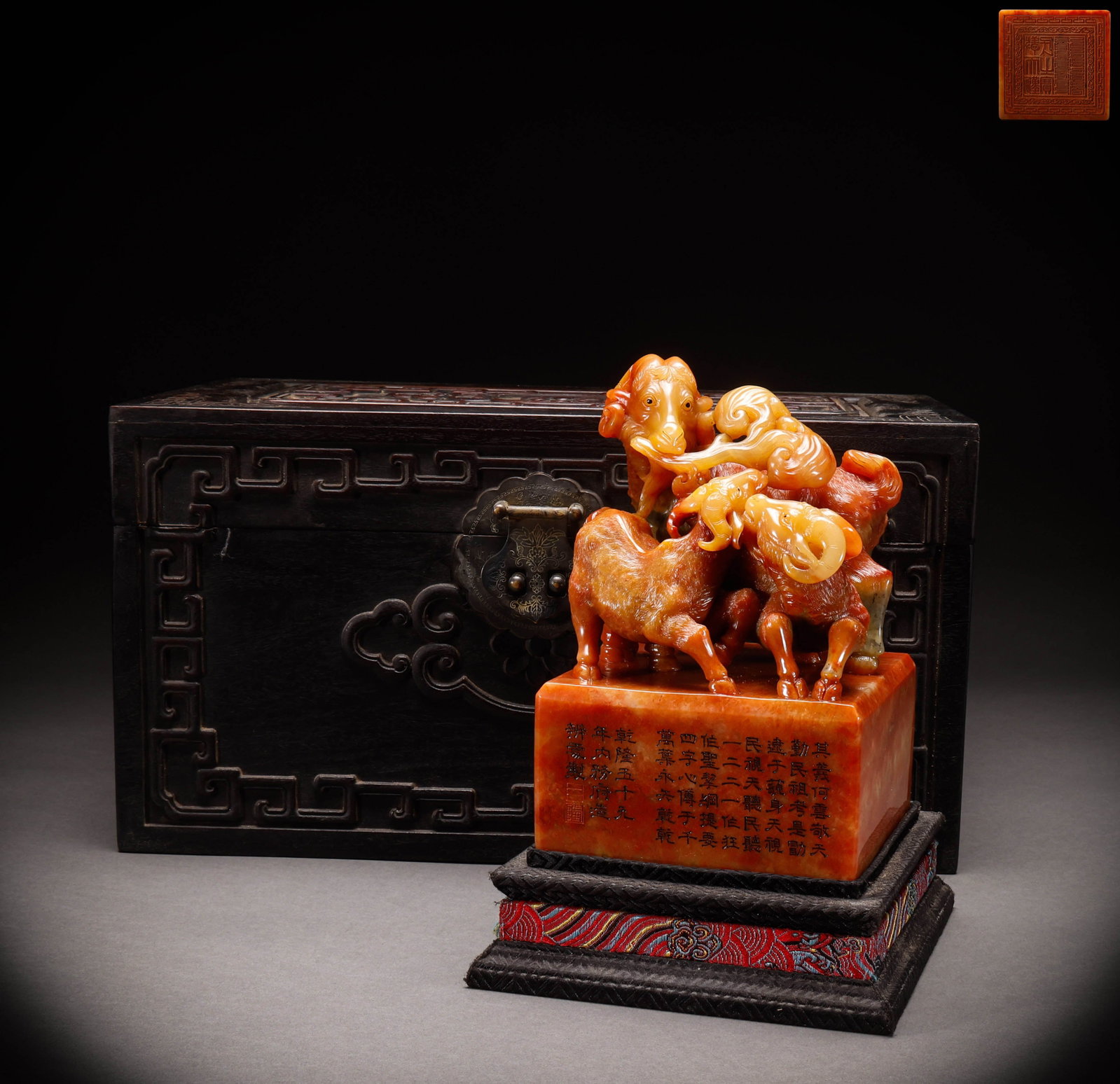 Qing Dynasty Furong Stone Seal: Height: 20.5cm, Width: 13.5cm, Weight: 5018g