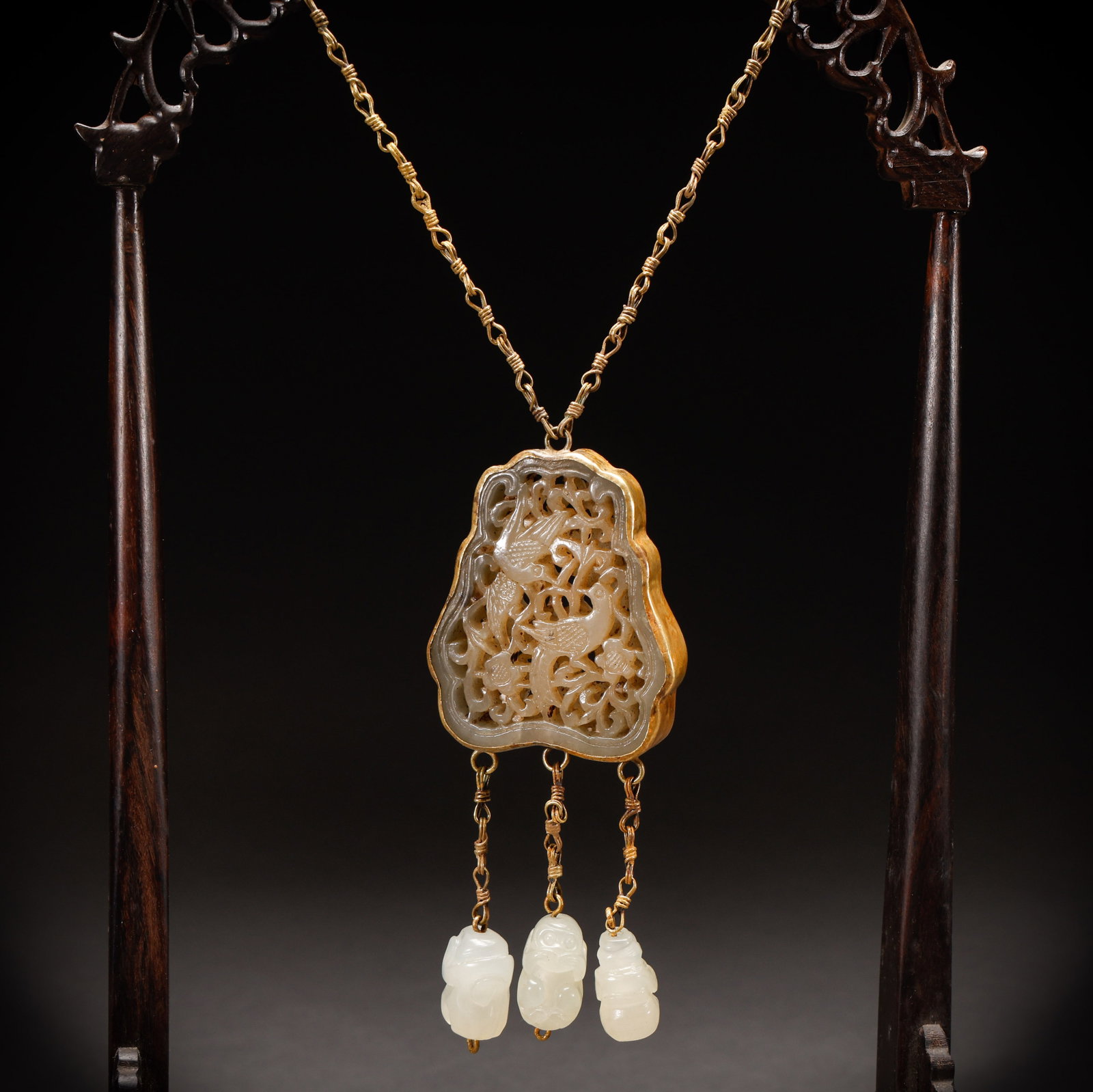 Hotan Jade in Qing Dynasty or before: Height: 6cm, Width: 4.5cm, Weight: 55g