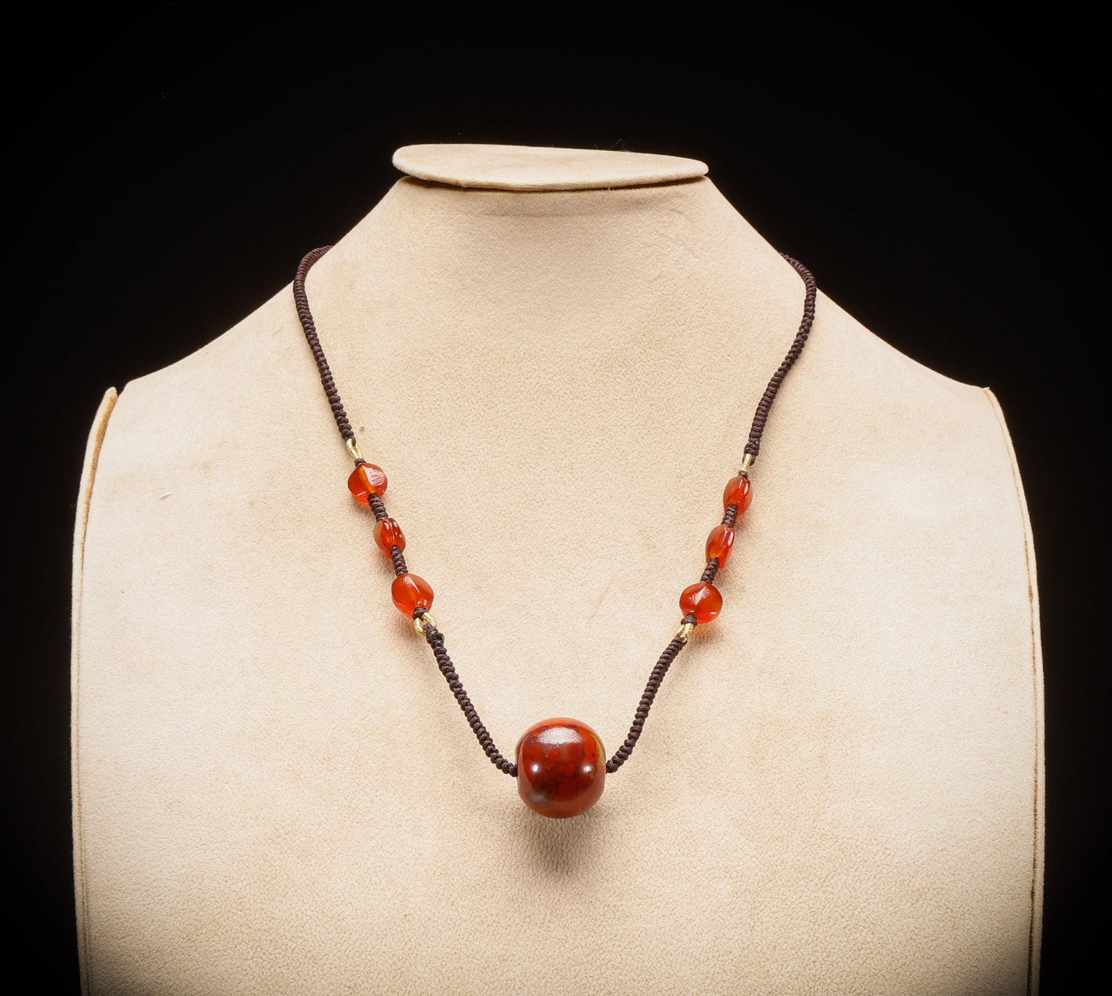 Before the Ming Dynasty, the Warring States Red Beads were paired with pearls: Height: 2cm, Width: 2.2cm, Weight: 19g