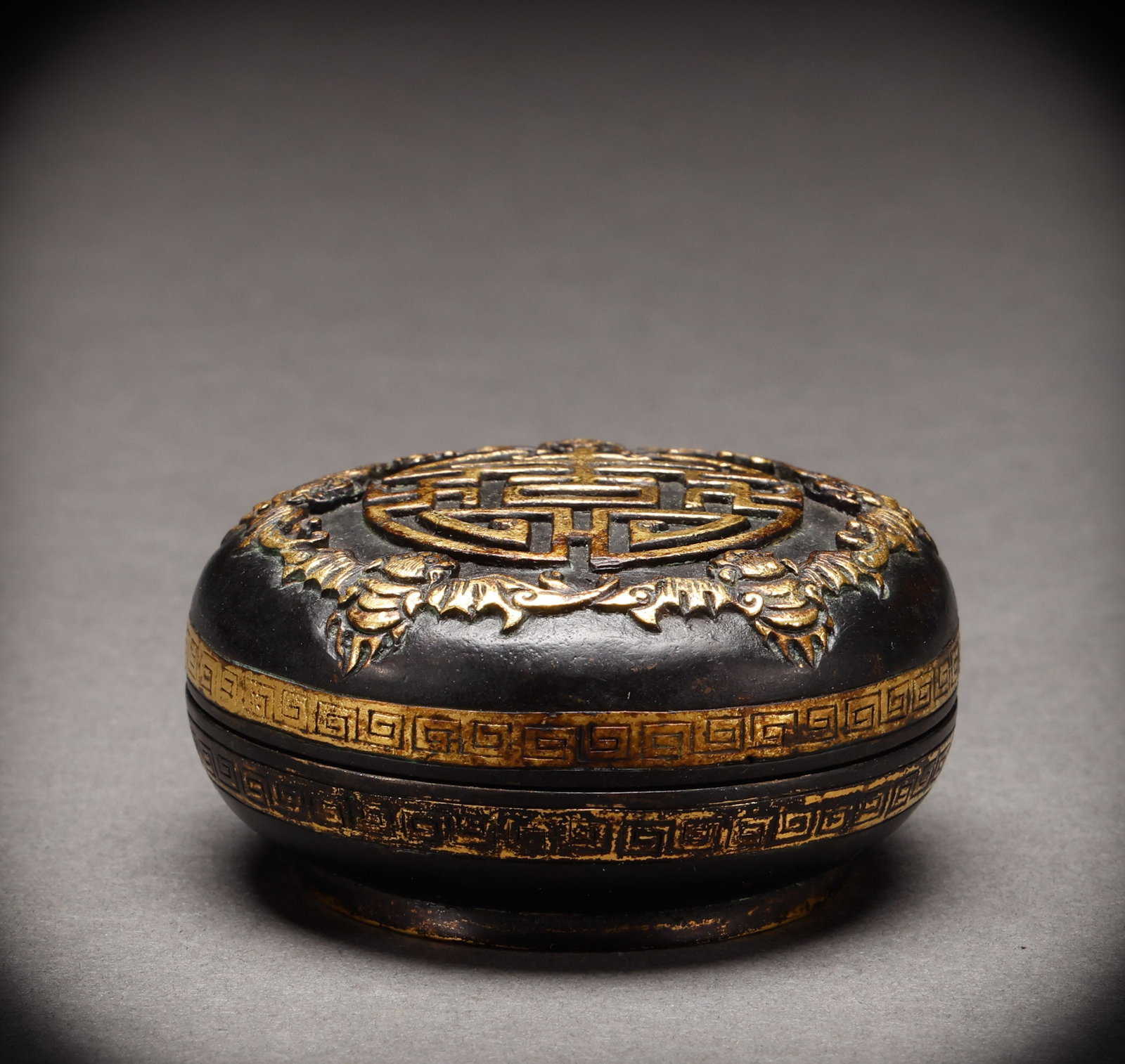 Qing Dynasty copper gilded ink box: Height: 3.5cm, Width: 6.5cm, Weight: 208g