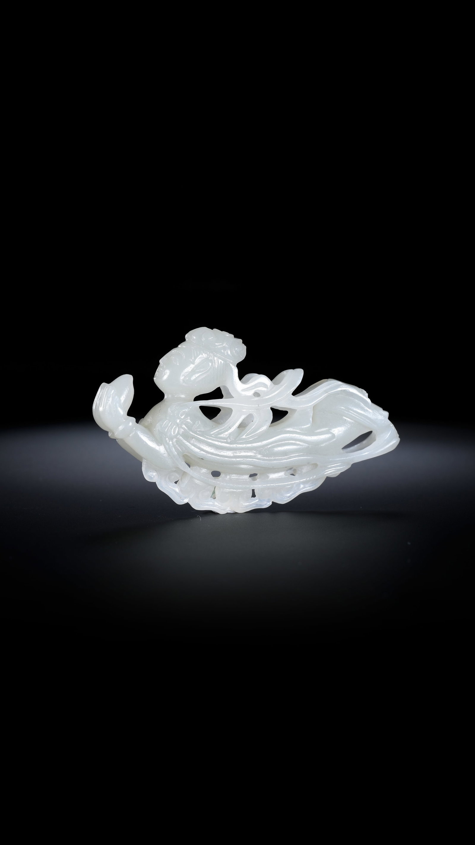 Hotan Jade Flying Sky before the Ming Dynasty: Height: 4cm, Width: 6.8cm, Weight: 26g