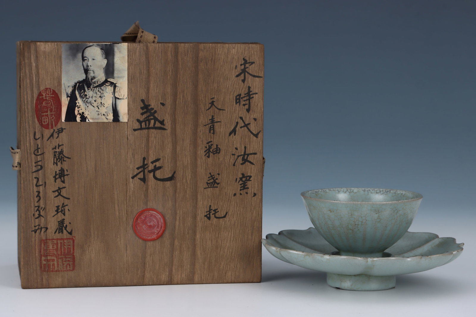 Before the Ming Dynasty, Ru kiln sky blue glaze lamp holder (1 of 9)