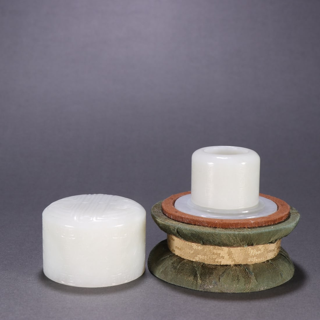 Hotan Jade Ring in Qing Dynasty: Inner diameter: 2.2cm, width: 2.6cm, weight: 46.6g