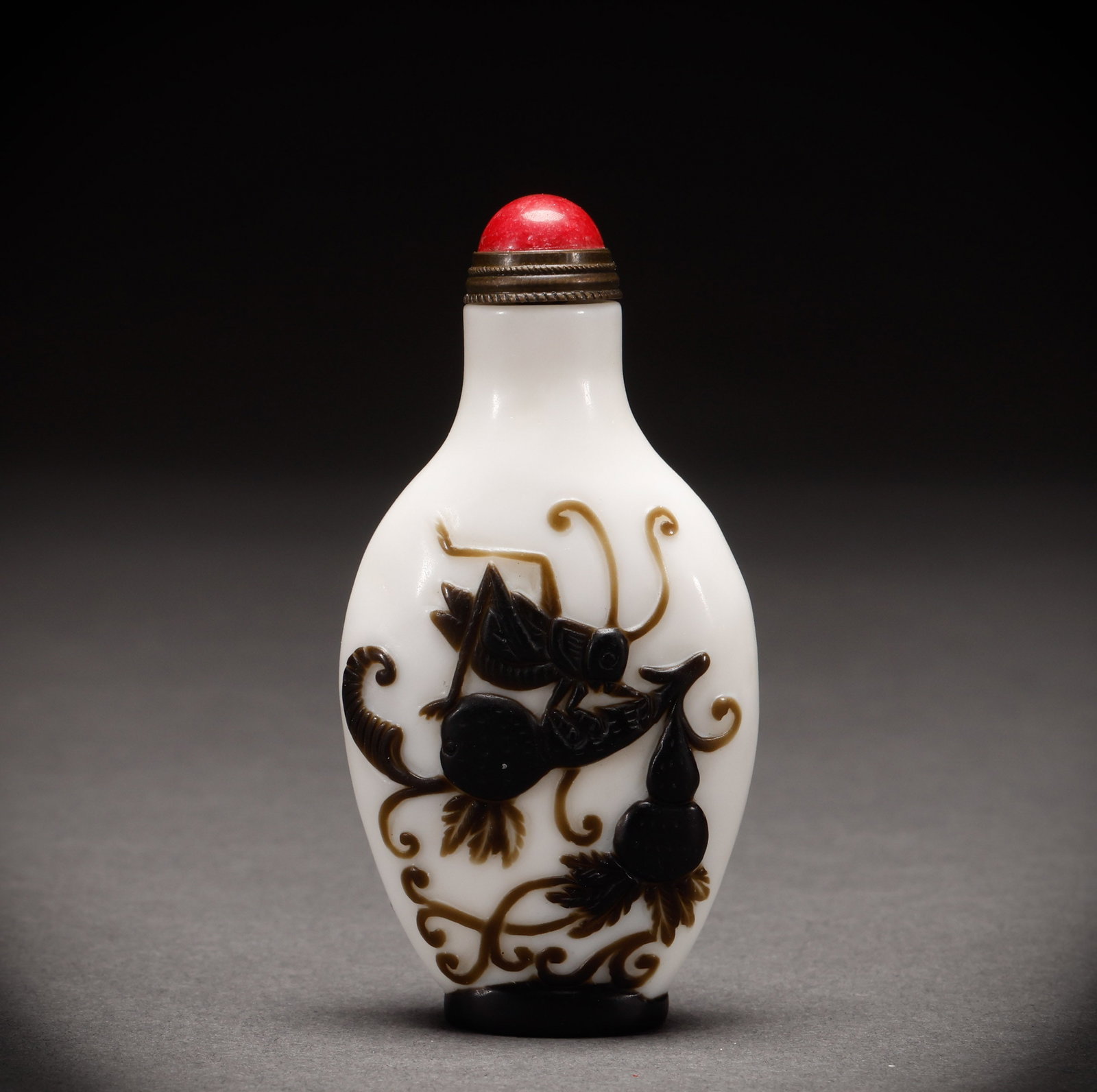 Qing Dynasty glass snuff bottle: Height: 8cm, Width: 4.2cm, Weight: 51g