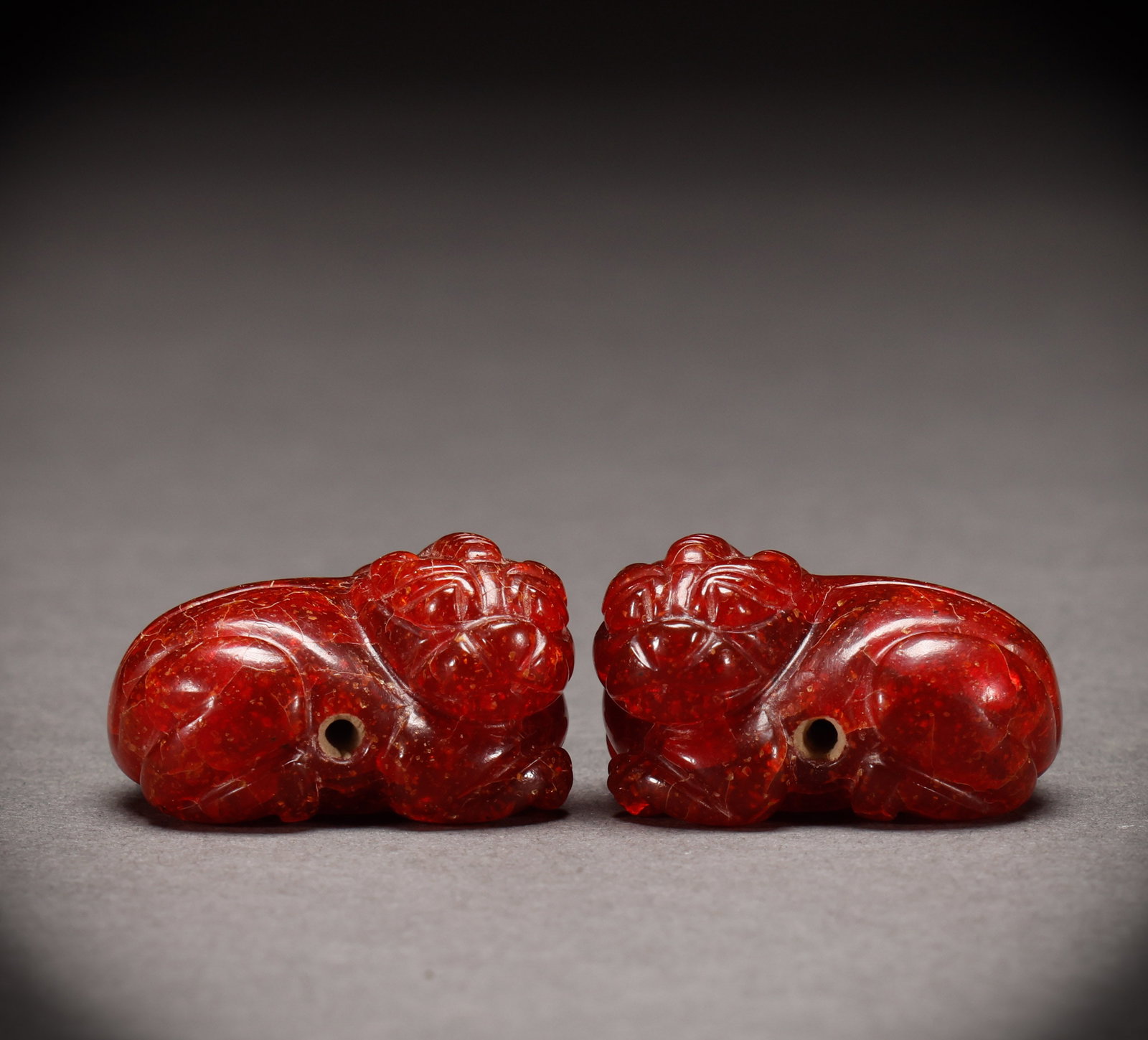 Before the Ming Dynasty, there was a pair of amber auspicious beasts: Height: 2cm, Width: 3.3cm, Weight: 22g