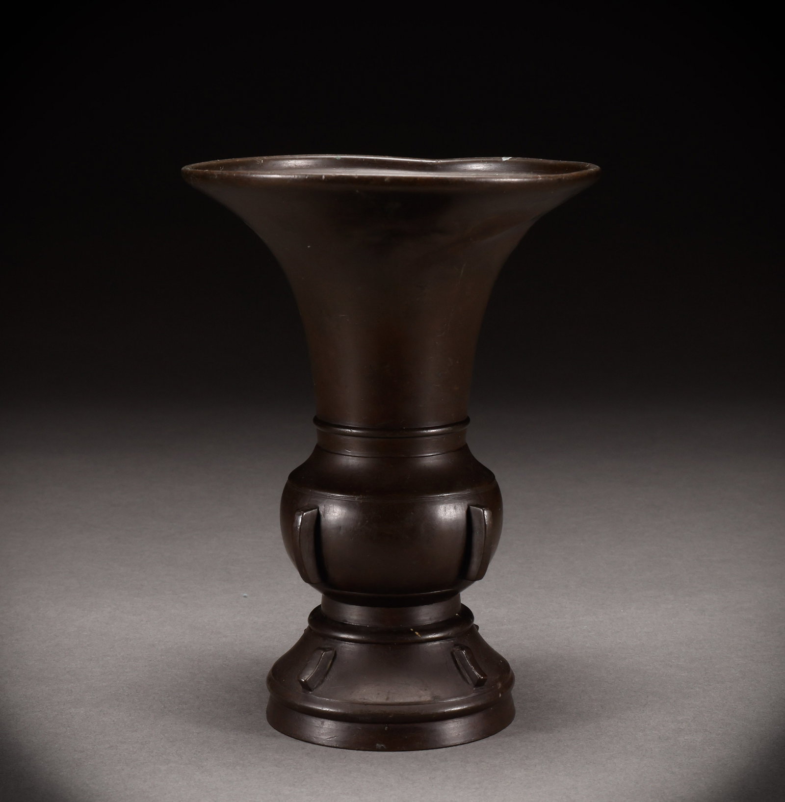 Copper flower plug of the Republic of China: Height: 17cm, Width: 12.5cm, Weight: 567g