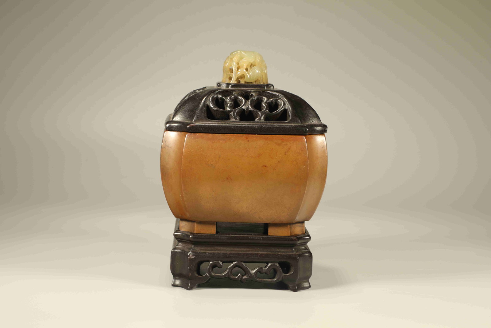 Qing Dynasty copper square furnace: Height: 17cm, Width: 12cm,