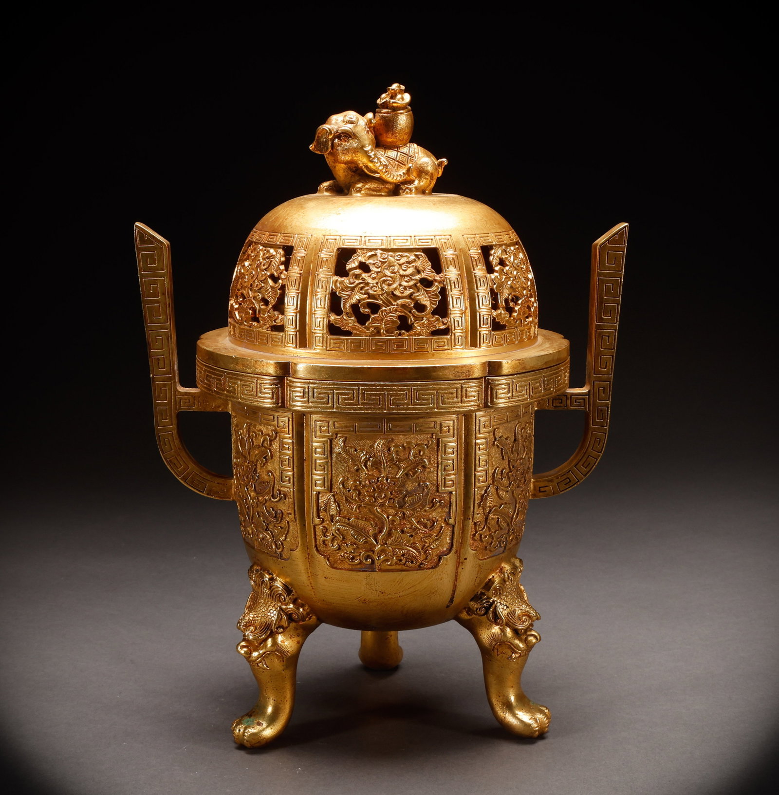 Qing Dynasty copper gilded three legged covered stove: Height: 31cm, Width: 21cm, Weight: 5758g
