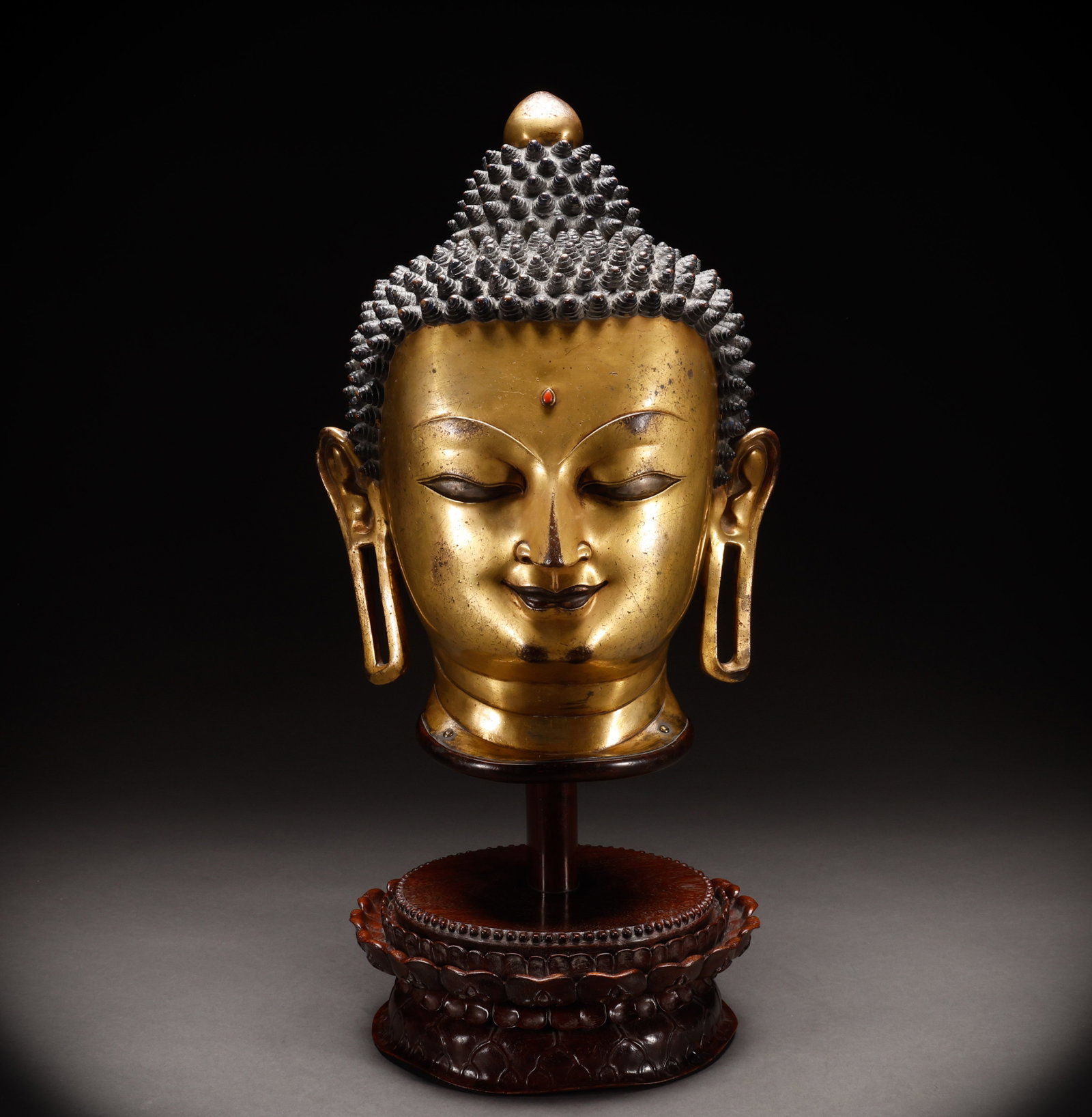 Bronze gilded Buddha head from the Qing Dynasty (1 of 10)