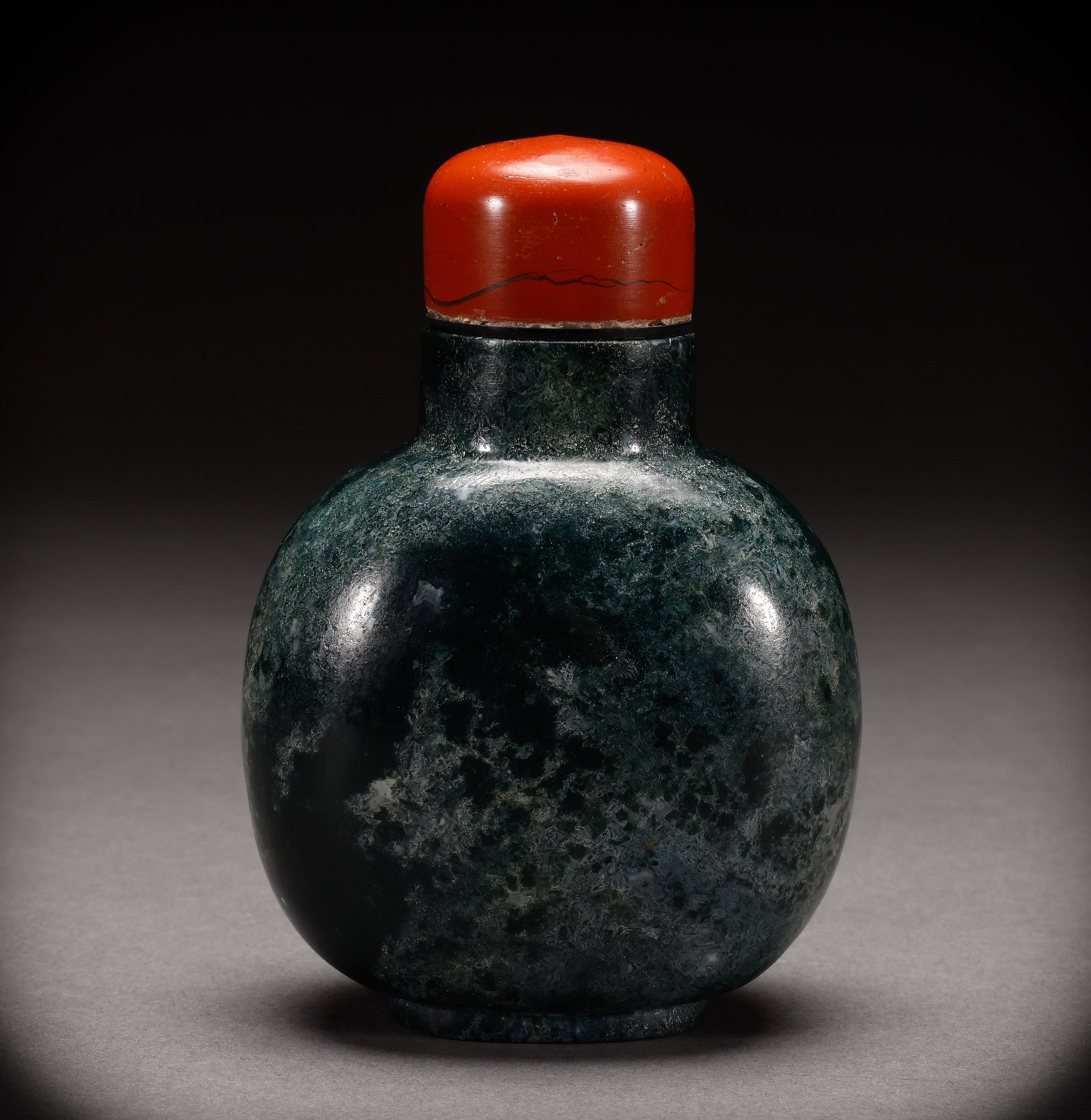 Qing Dynasty agate snuff bottle: Height: 13cm, Width: 8.5cm, Weight: 366g