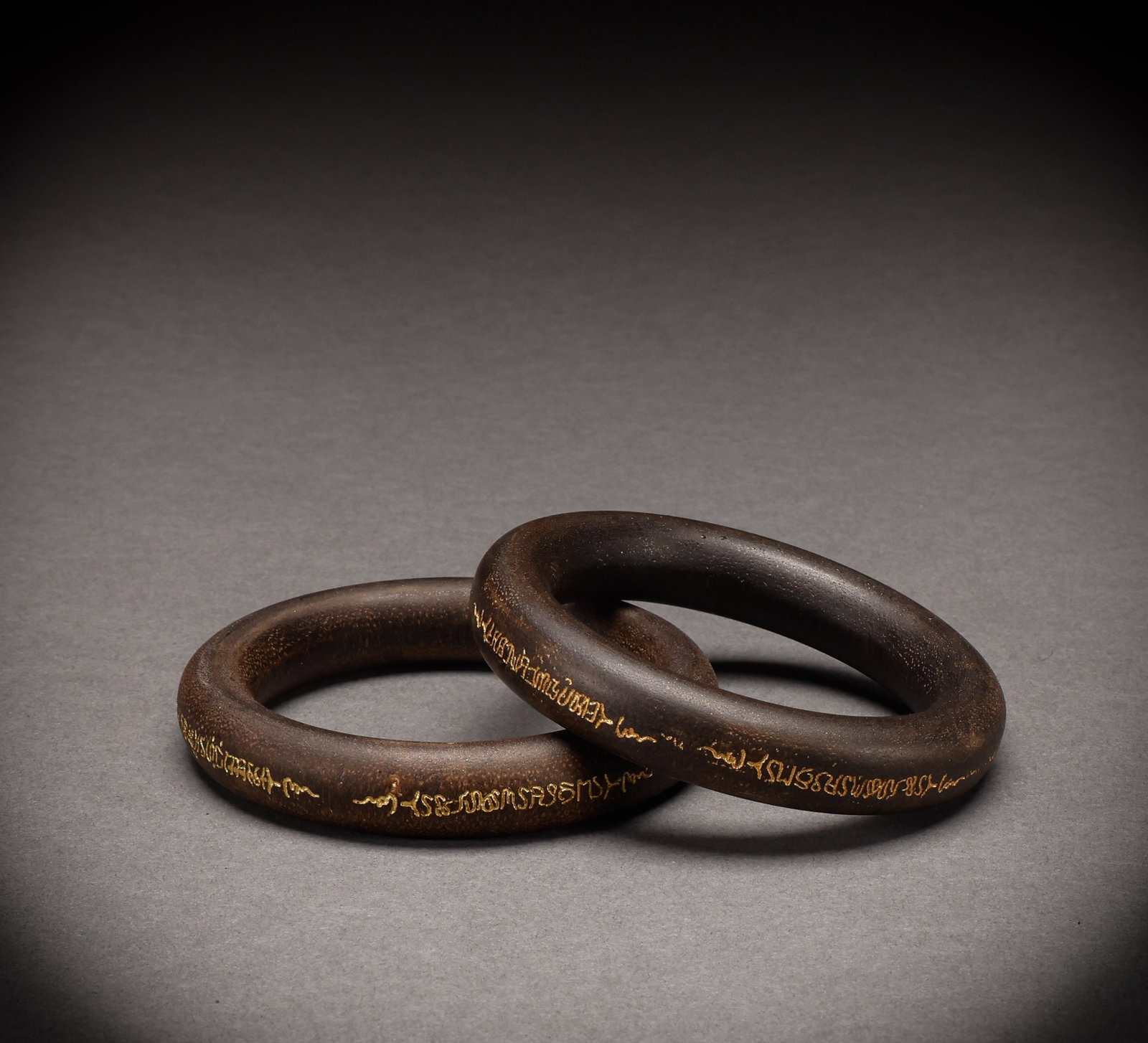 A pair of Qing Dynasty agarwood bracelets: Inner diameter: 6cm, weight: 67g
