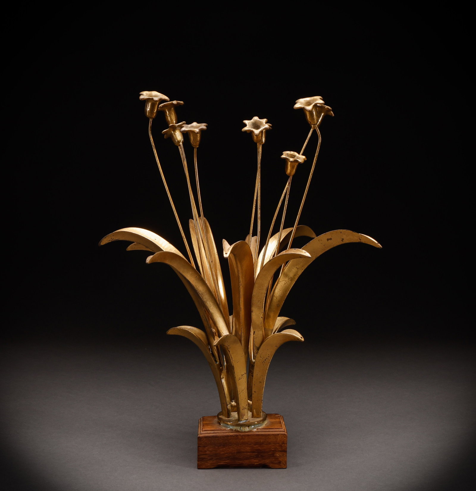 Copper flower of the Republic of China: Height: 40cm, Width: 32cm, Weight: 2039g