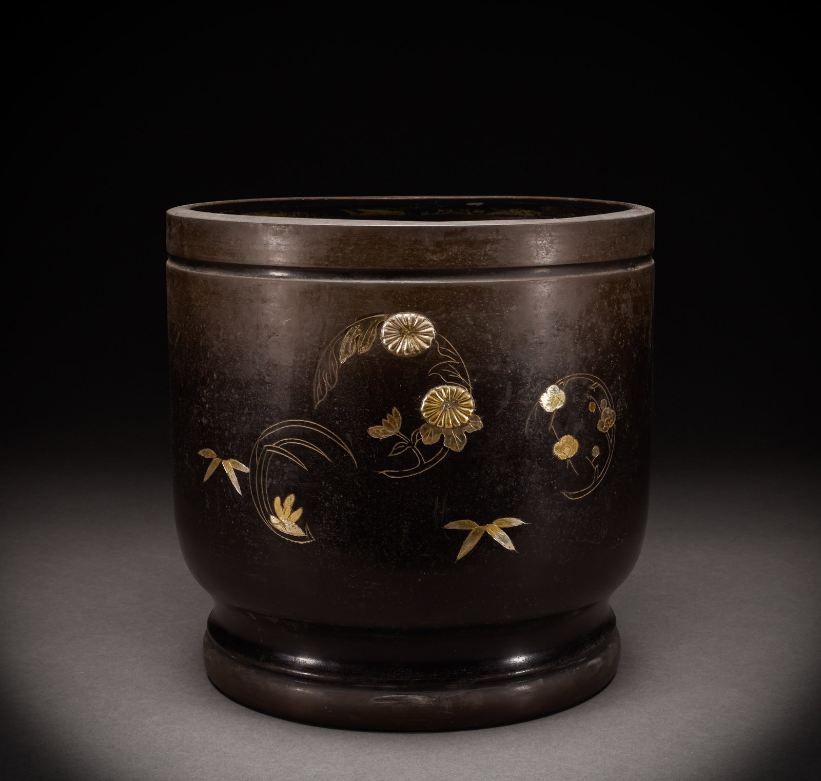 Qing Dynasty copper vase: Height: 23.5cm, Width: 24.5cm, Weight: 1285g