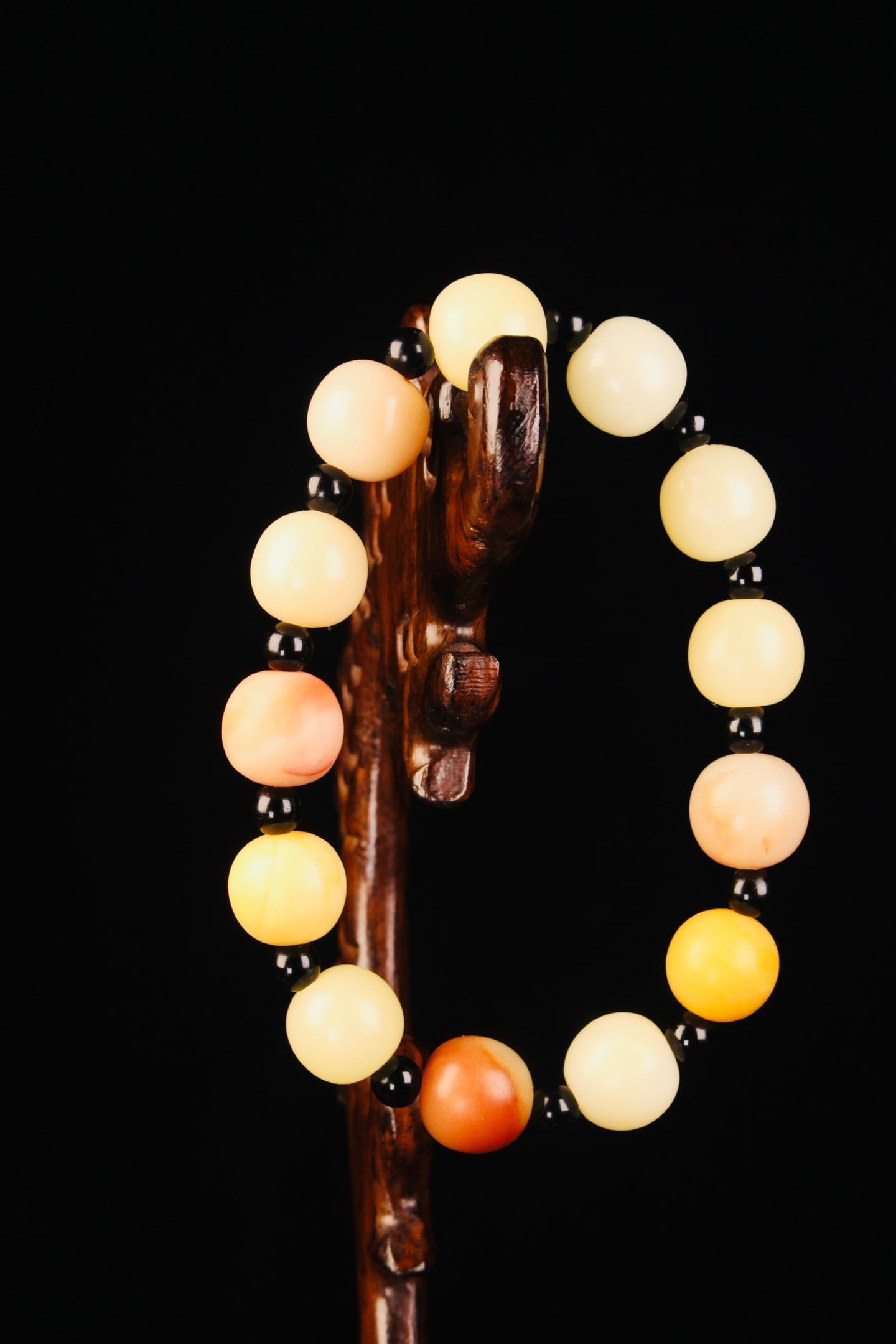 Shoushan stone bracelet from the Qing Dynasty: Diameter: 1.3cm,