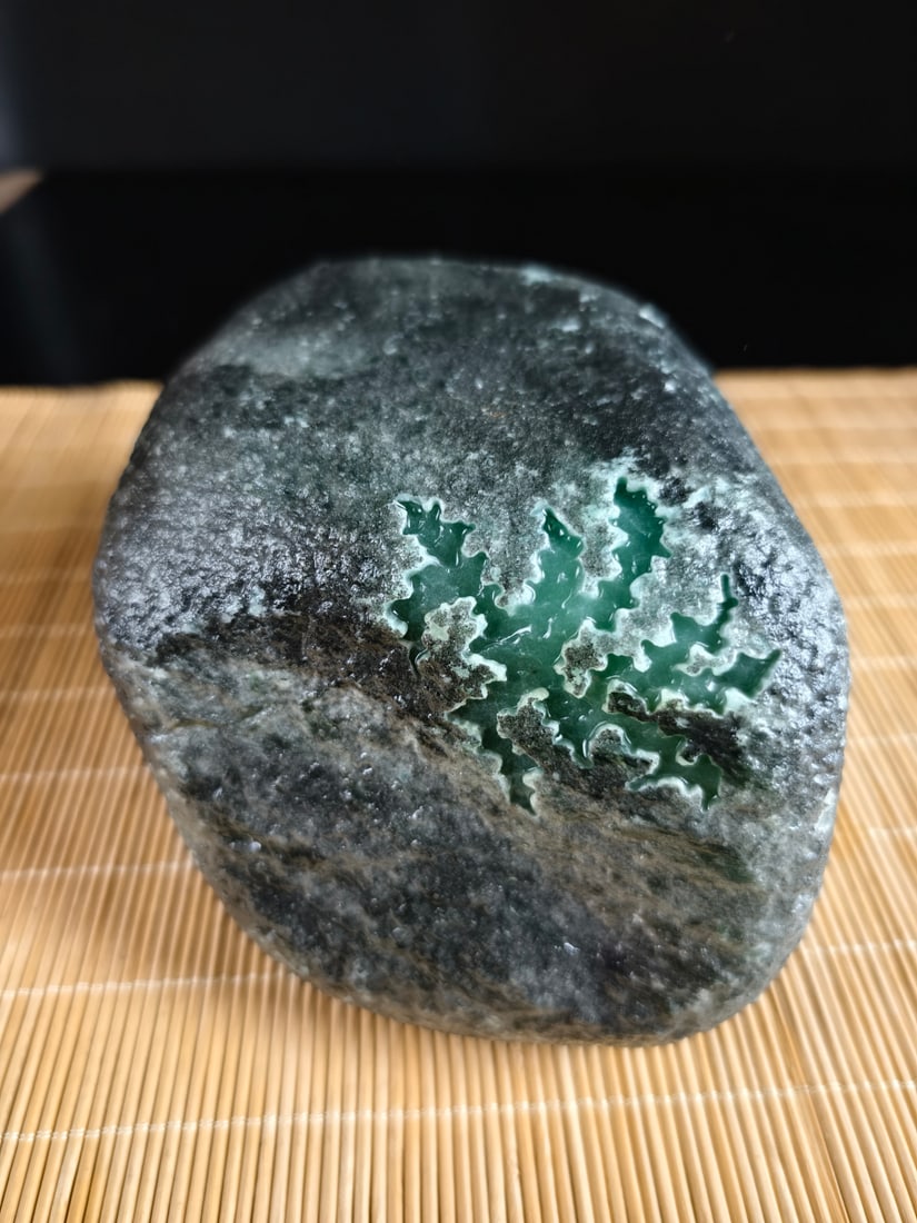 Before the Ming Dynasty, jadeite raw stone: Height: 16cm, Width: 12cm, Weight: 2625g