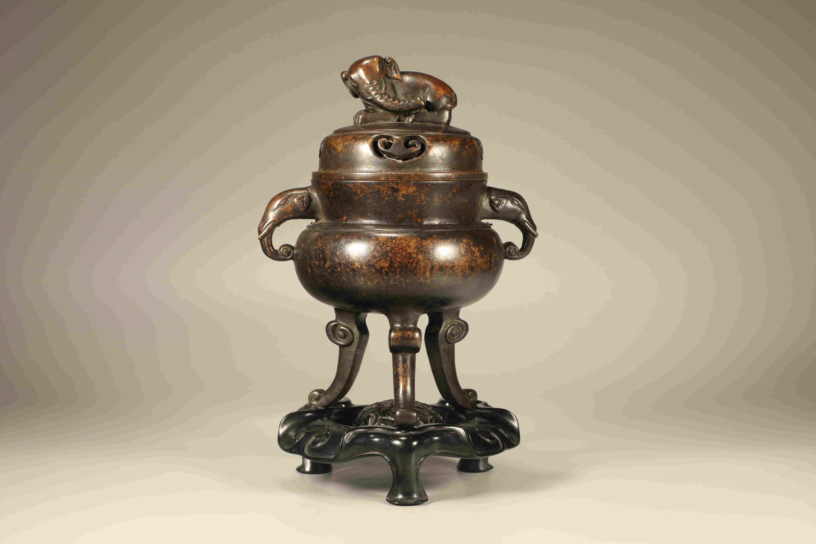 Qing Dynasty copper Taiping Xiangxiang incense burner (1 of 6)