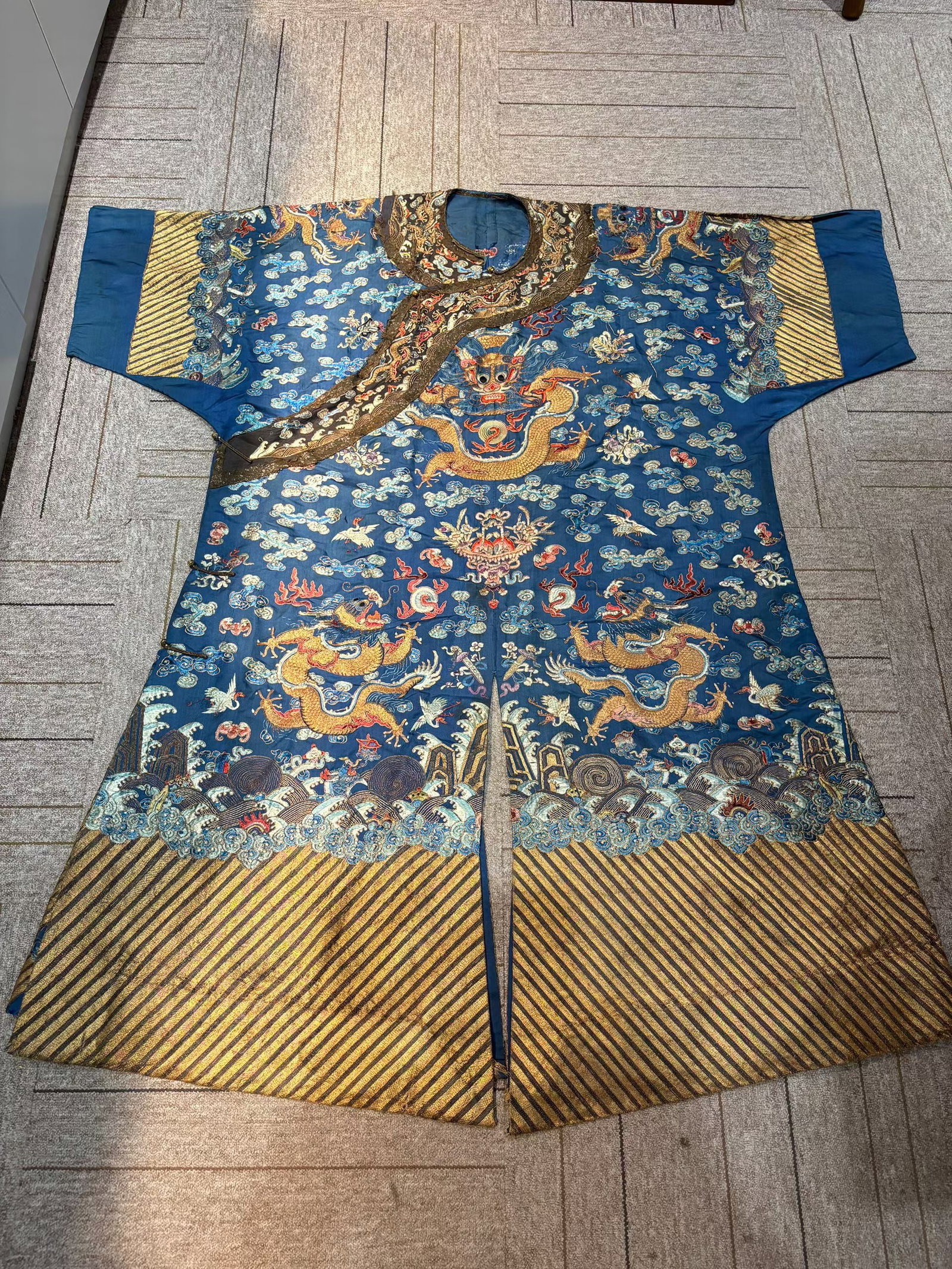 Qing Dynasty silk dragon robe (1 of 11)