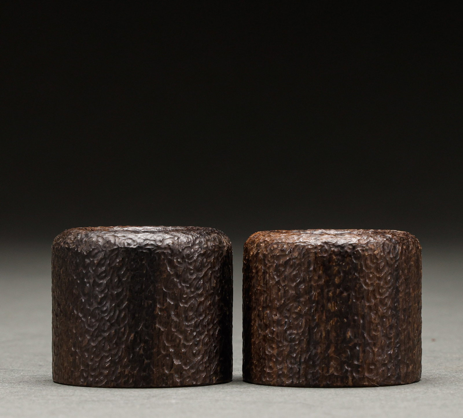 Qing Dynasty Qinan agarwood ring finger set (1 of 8)
