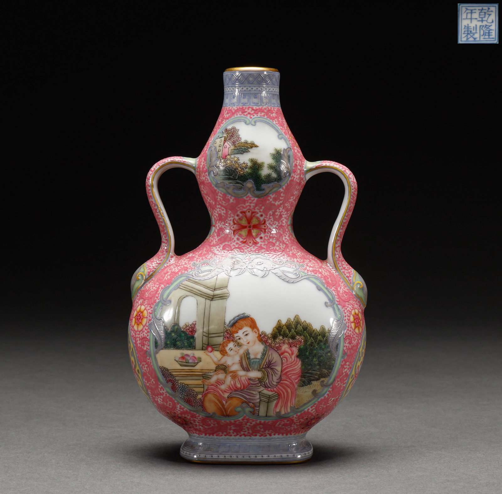 Qing Dynasty Pink Window Gourd Bottle: Height: 19.5cm, Width: 12cm, Weight: 696g