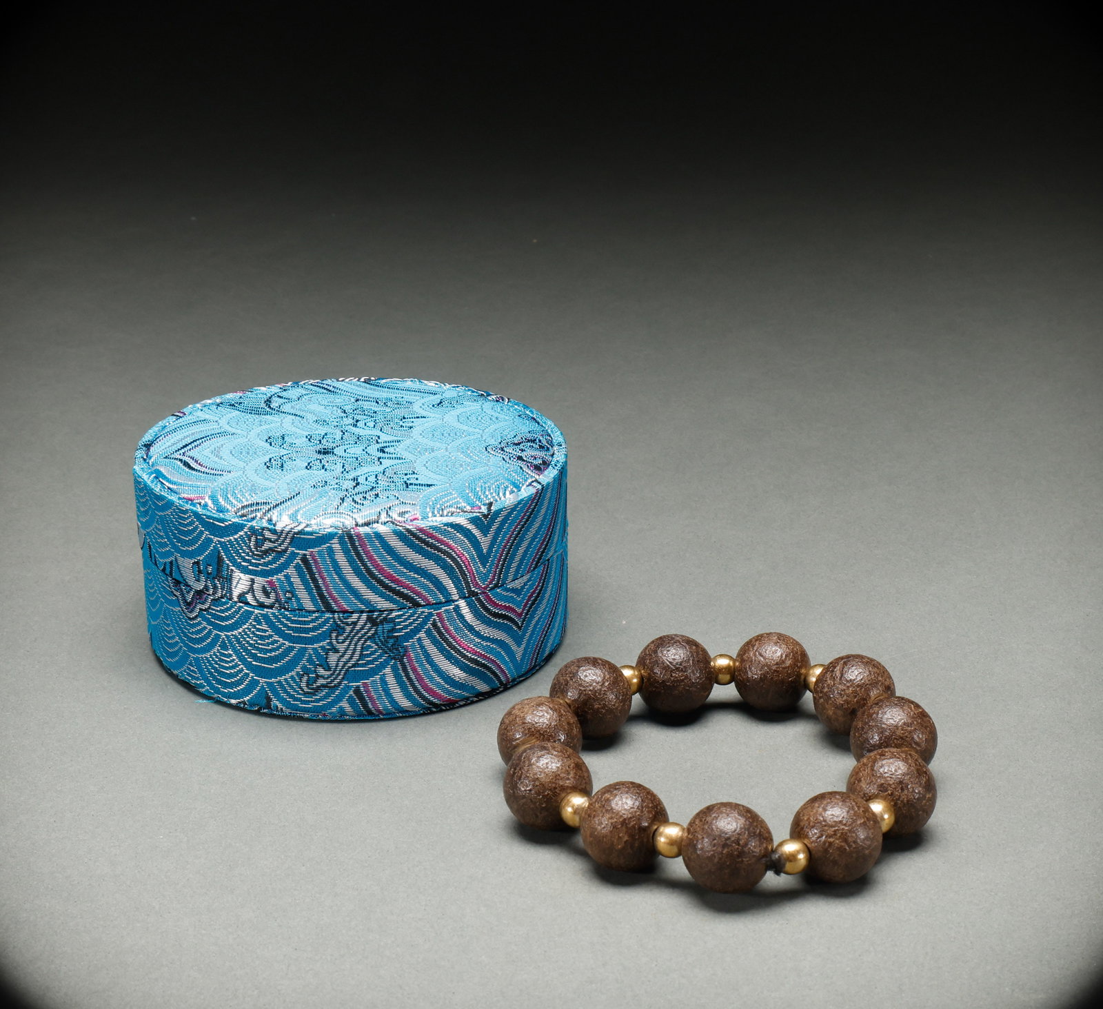 Qing Dynasty agarwood bracelets: Diameter: 2.2cm, Weight: 66g