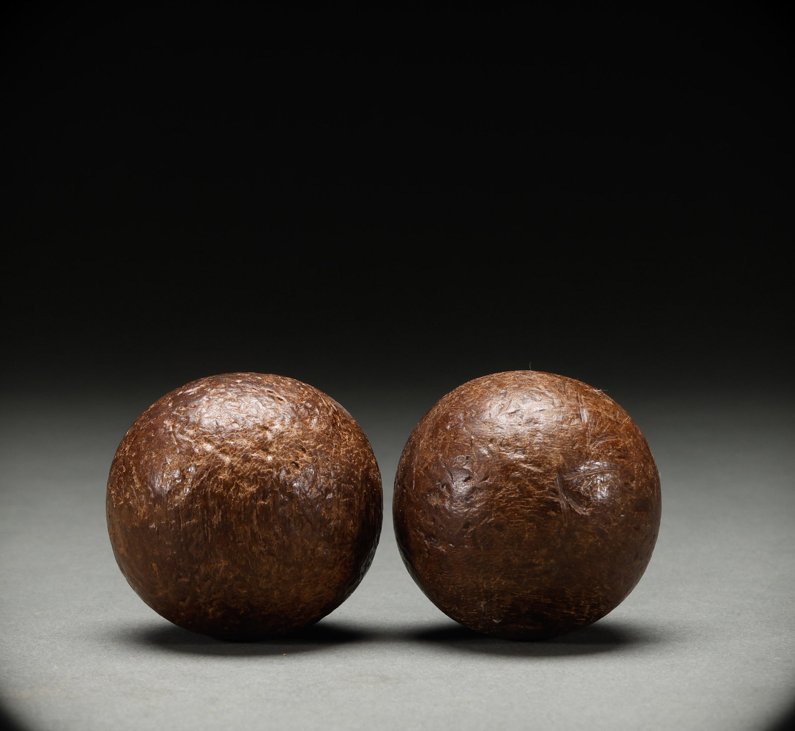 Qing Dynasty agarwood handheld: Diameter: 5cm, Weight: 134g