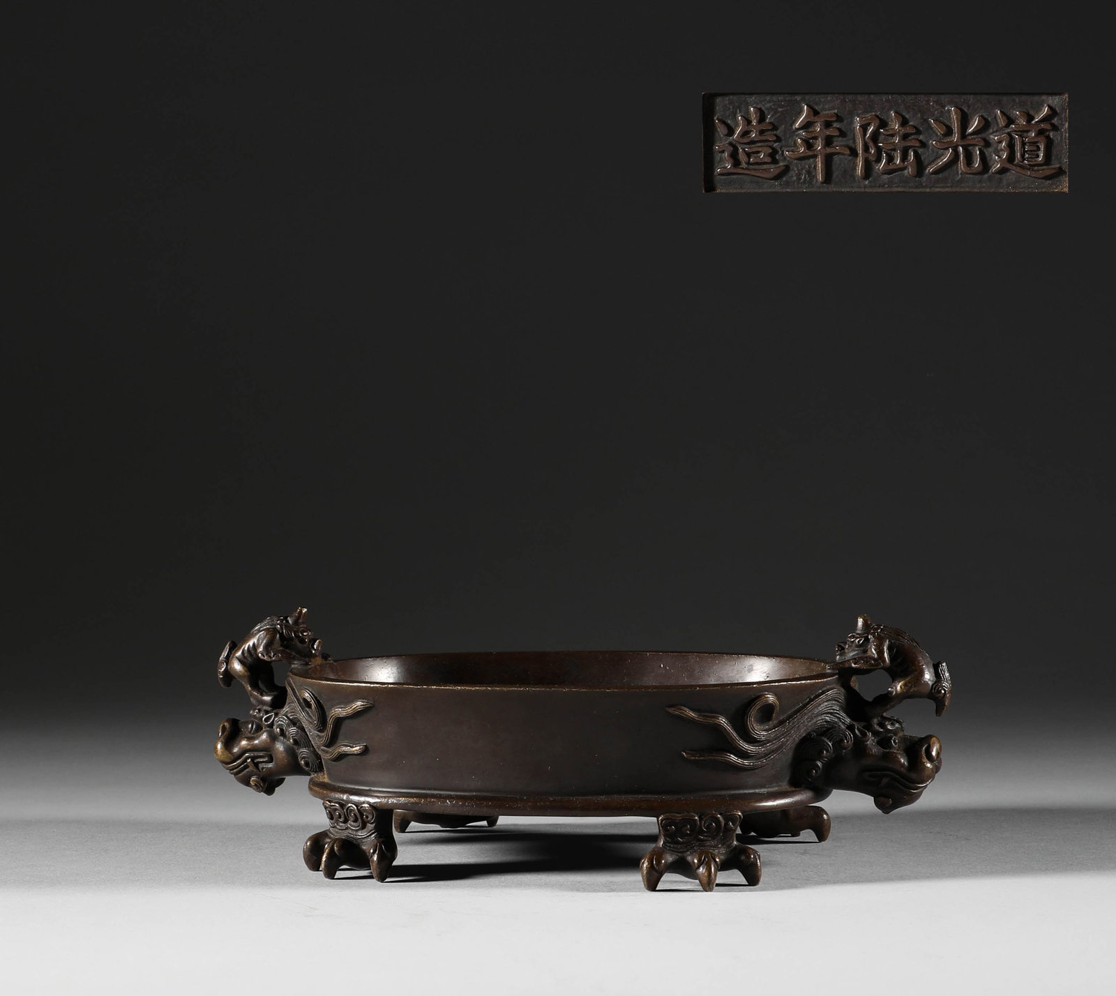 In the Qing Dynasty, copper animal ear incense burners: Height :5cm, length: 20cm, width: 11, weight: 1175g