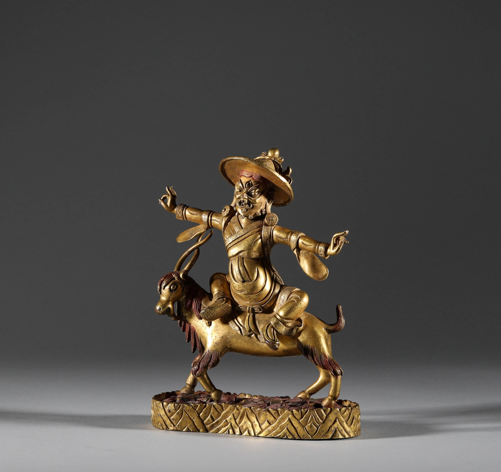 In the Qing Dynasty, a bronze gilded statue of the Vajra Hand Buddha was created: Height: 23cm, width: 17cm, weight: 2590g