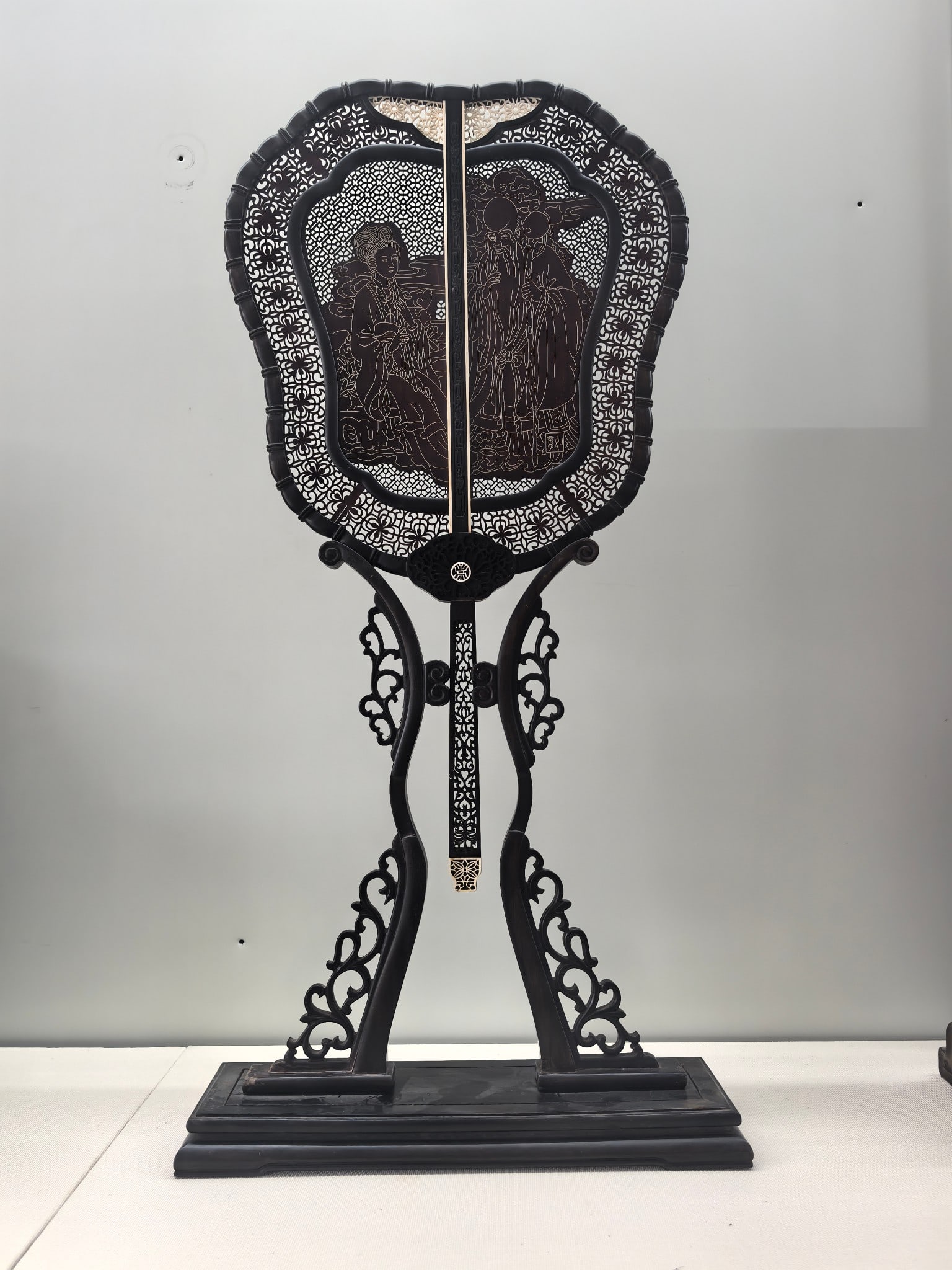 Qing Dynasty Purple Sandalwood Palace Fan: Height: 52cm, Width: 28cm,