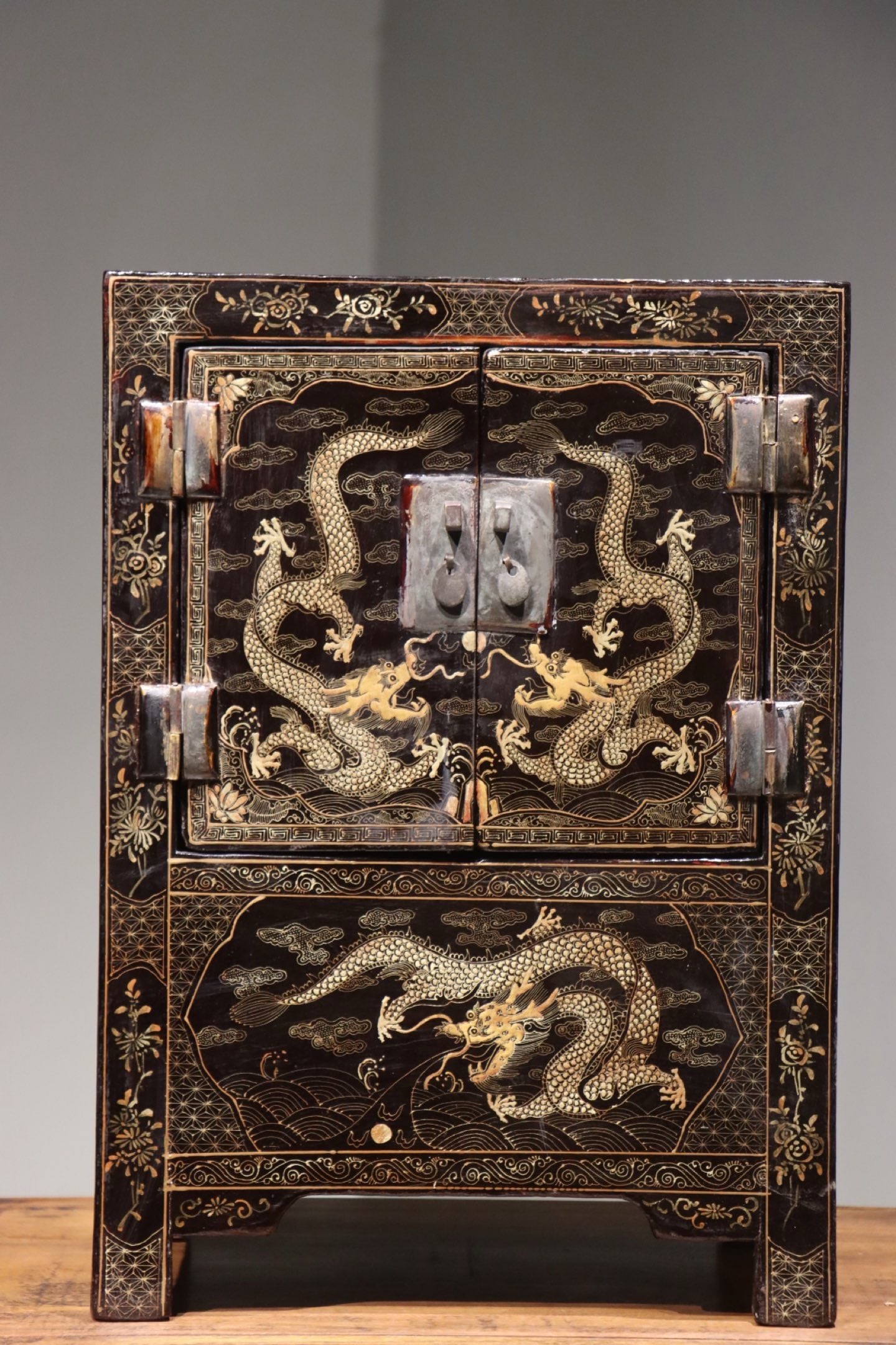 Qing Dynasty wooden tire lacquer gilded storage cabinet (1 of 8)