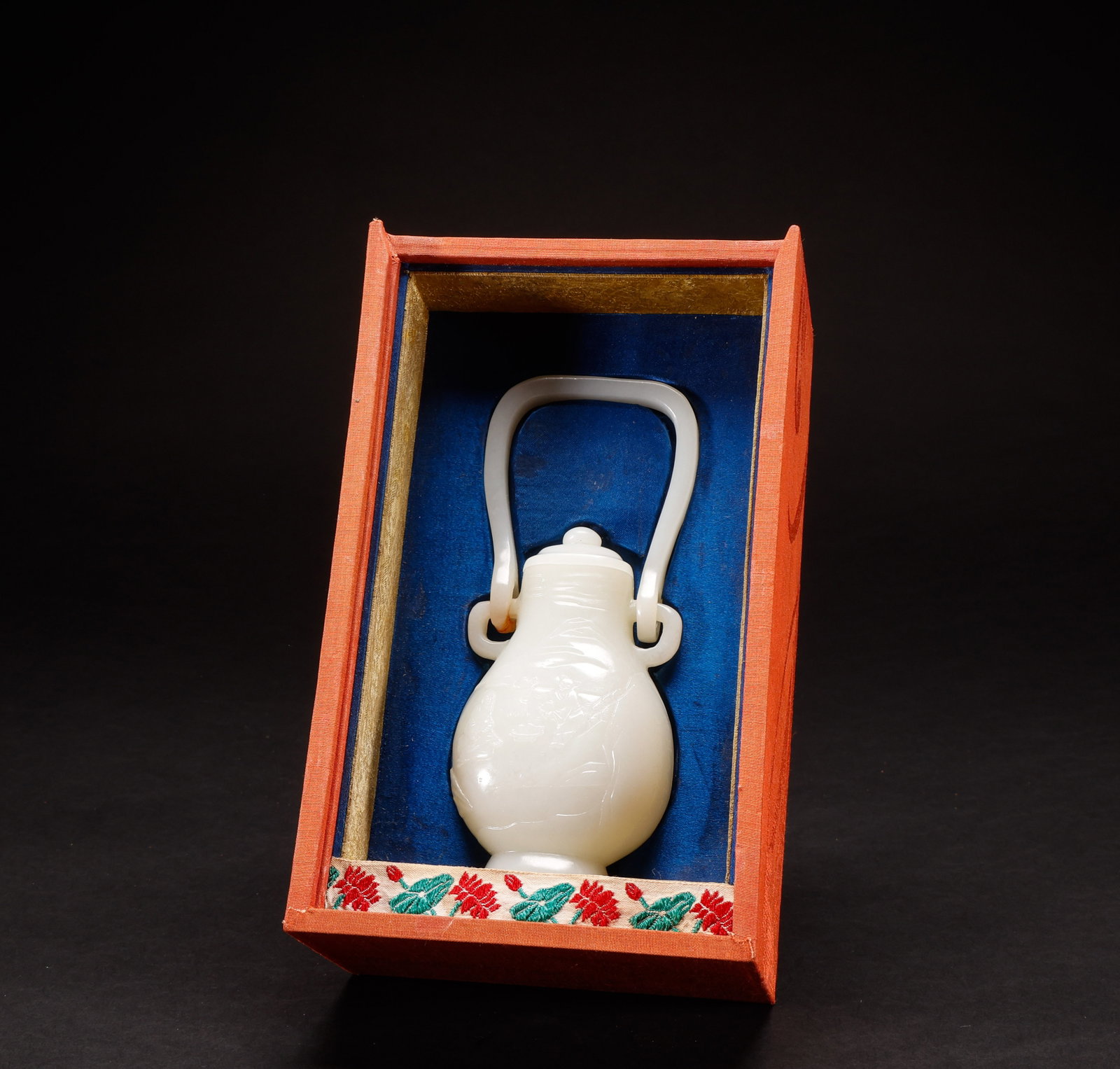 Qing Dynasty Hotan Jade Bottle: Height: 15.5cm, Width: 6.5cm, Weight: 247g