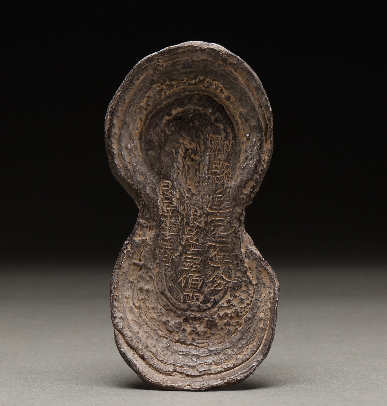 Qing Dynasty silver ingots: Length: 17cm, Width: 8.5cm, Weight: 2143g