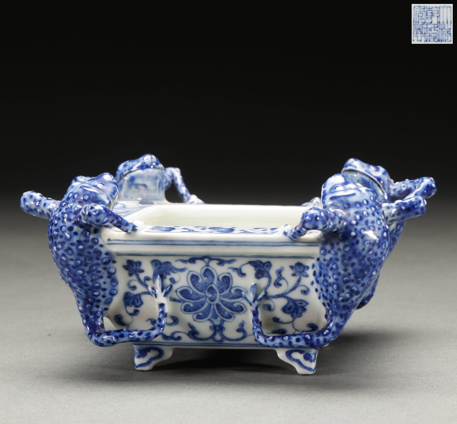 Qing Dynasty Blue and White Flower Pattern Pen Wash: Height: 7.5cm, Width: 14cm, Weight: 404g
