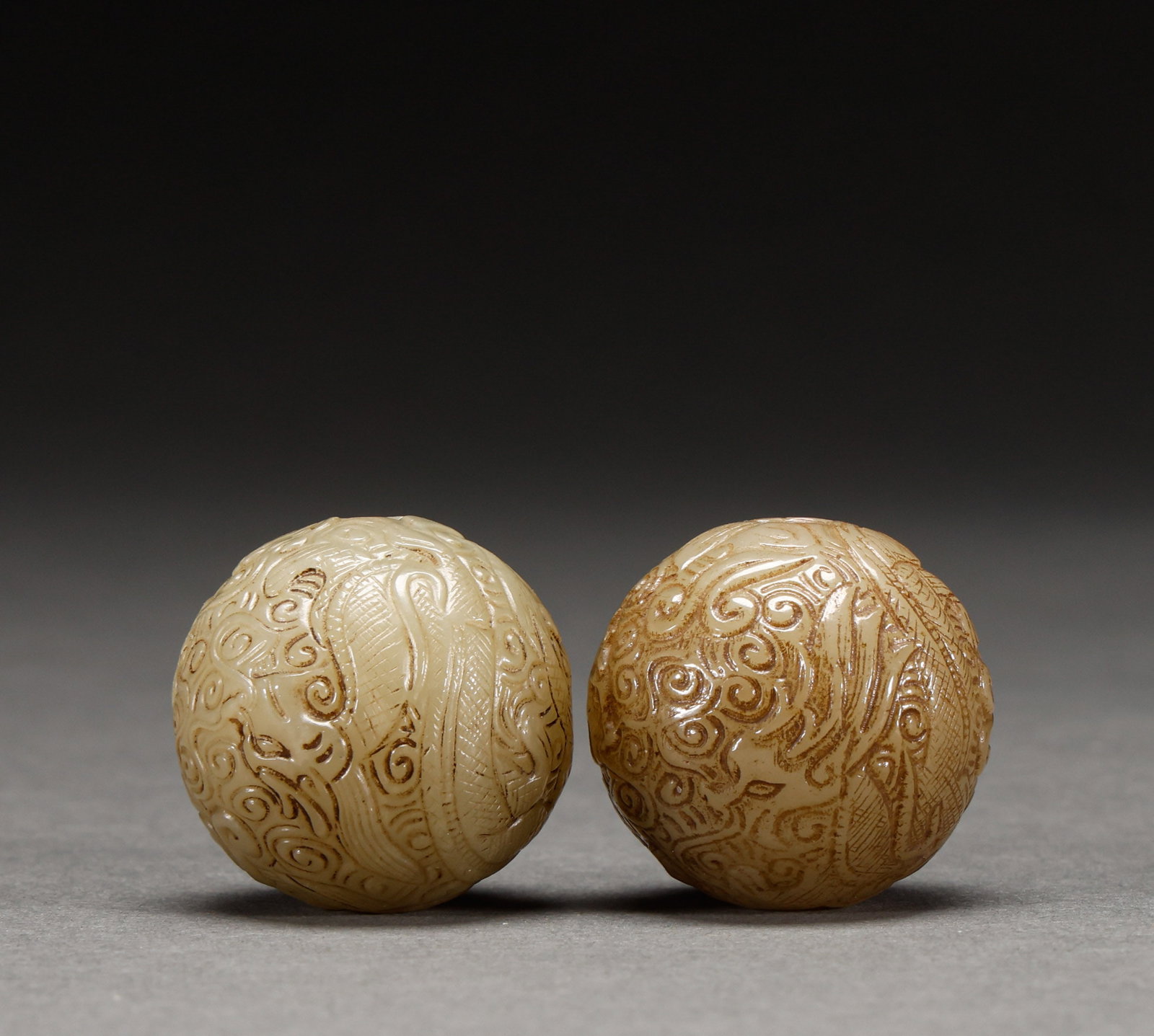 Qing Dynasty and Tian Yulong pattern handball: Diameter: 3cm, Weight: 80g