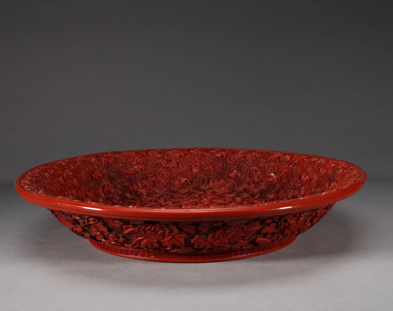 Qing Dynasty lacquer carved plate with red floral patterns: Height: 6cm, Zhijing: 33cm, weight: 1024g
