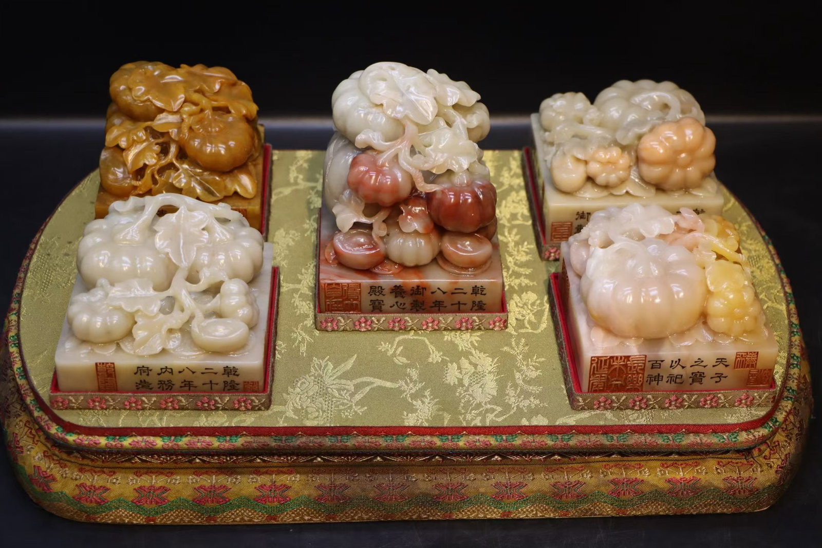 A box of Qing Dynasty Tian Huangshi seals: H??9cm,W??10.3cm,Weight??1131g