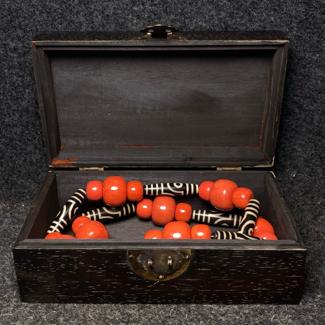 A box of precious Tianzhu accessories from the Qing Dynasty: Diameter: 30cm,