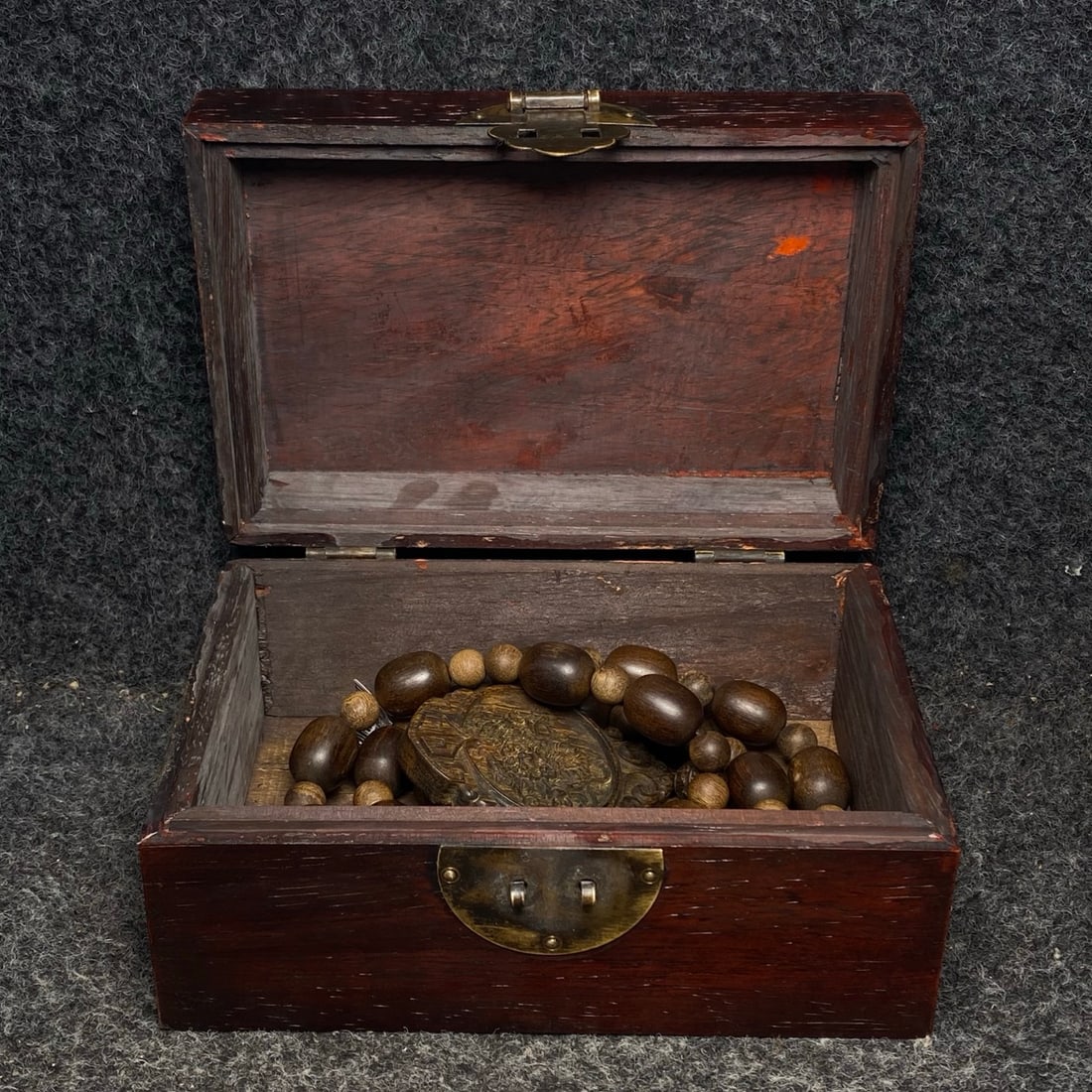 A box of Qing Dynasty agarwood accessories: Length: 1.6cm, Width: 1cm,