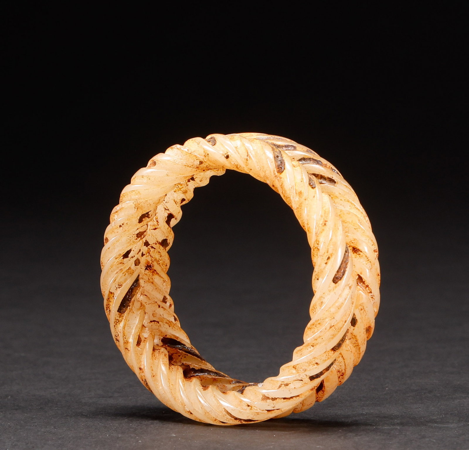 Hetian Yuhuan before the Ming Dynasty: Height: 5.5cm, Width: 2cm, Weight: 33g