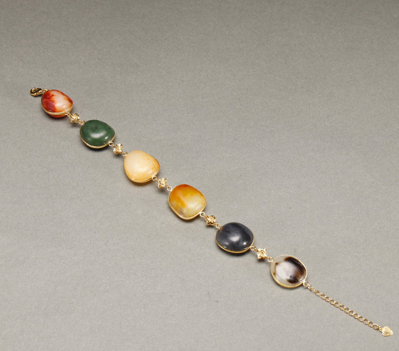Hetian Jade Hand String in Qing Dynasty: Height: 2.5cm, Width: 2.2cm, Weight: 63g