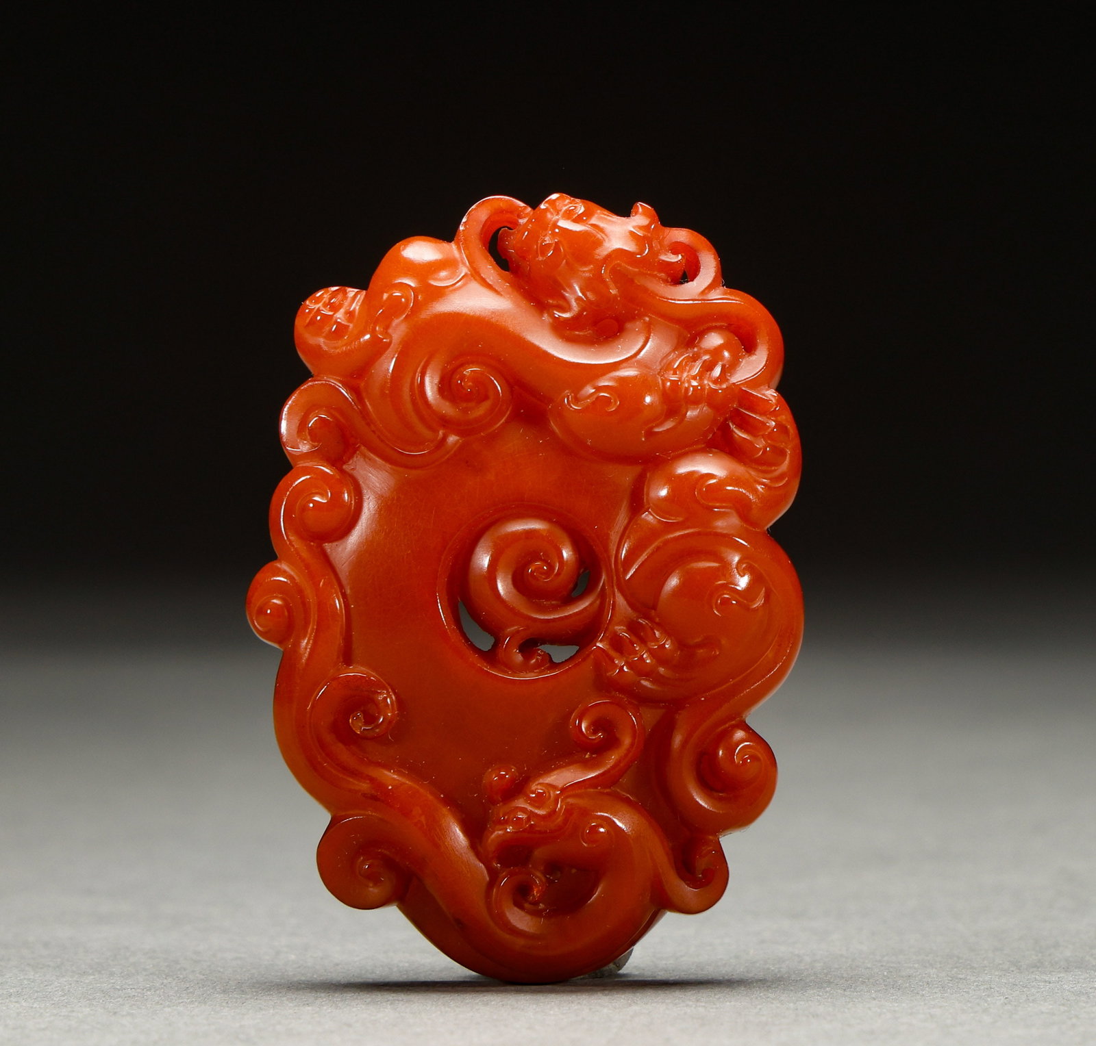 Qing Dynasty Honey Wax Chi Long Bi: Height: 6cm, Width: 4.5cm, Weight: 24g