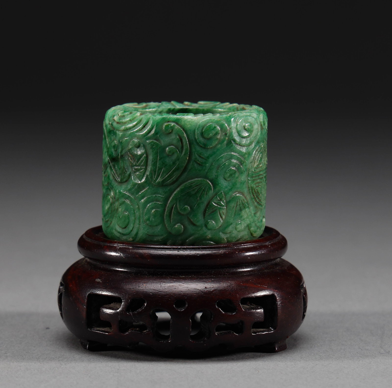 Qing Dynasty jade finger: Height: 3cm, ID: 2.4cm, weight :36g