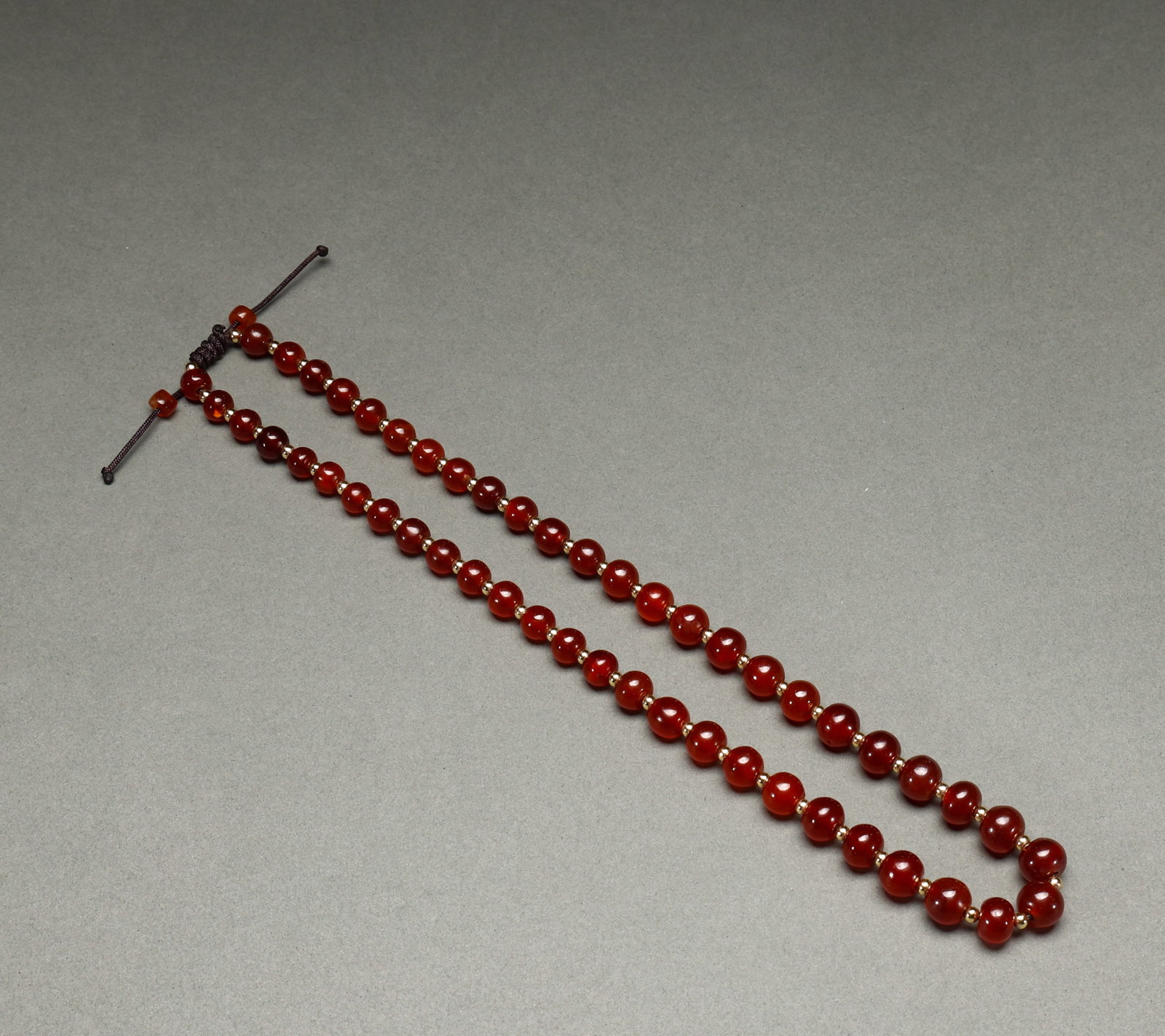 Qing or former wine red agate necklace: Length: 70cm, diameter: 1.2cm, weight: 70g