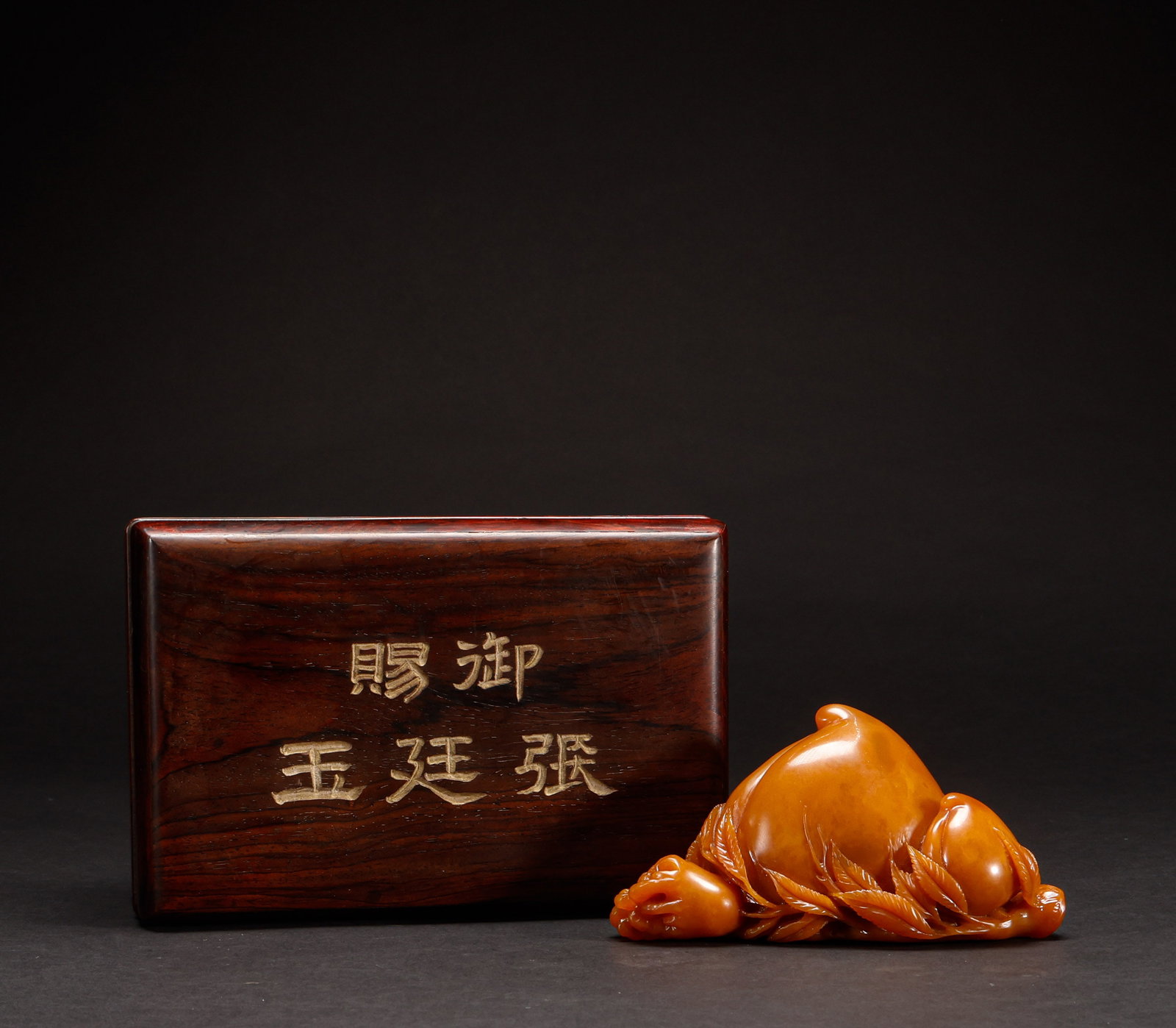Qing Dynasty Tianhuangshi Shoutao: Height: 7.5cm, Width: 13cm, Weight: 384g