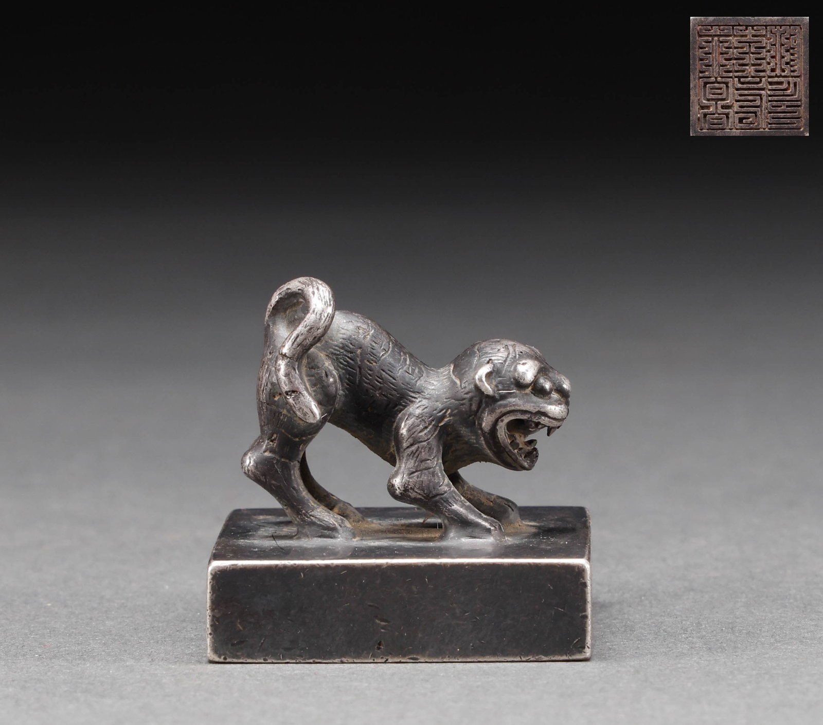 Qing Dynasty silver tiger button seal: Height: 3.5cm, width: 3.5cm, weight: 126g