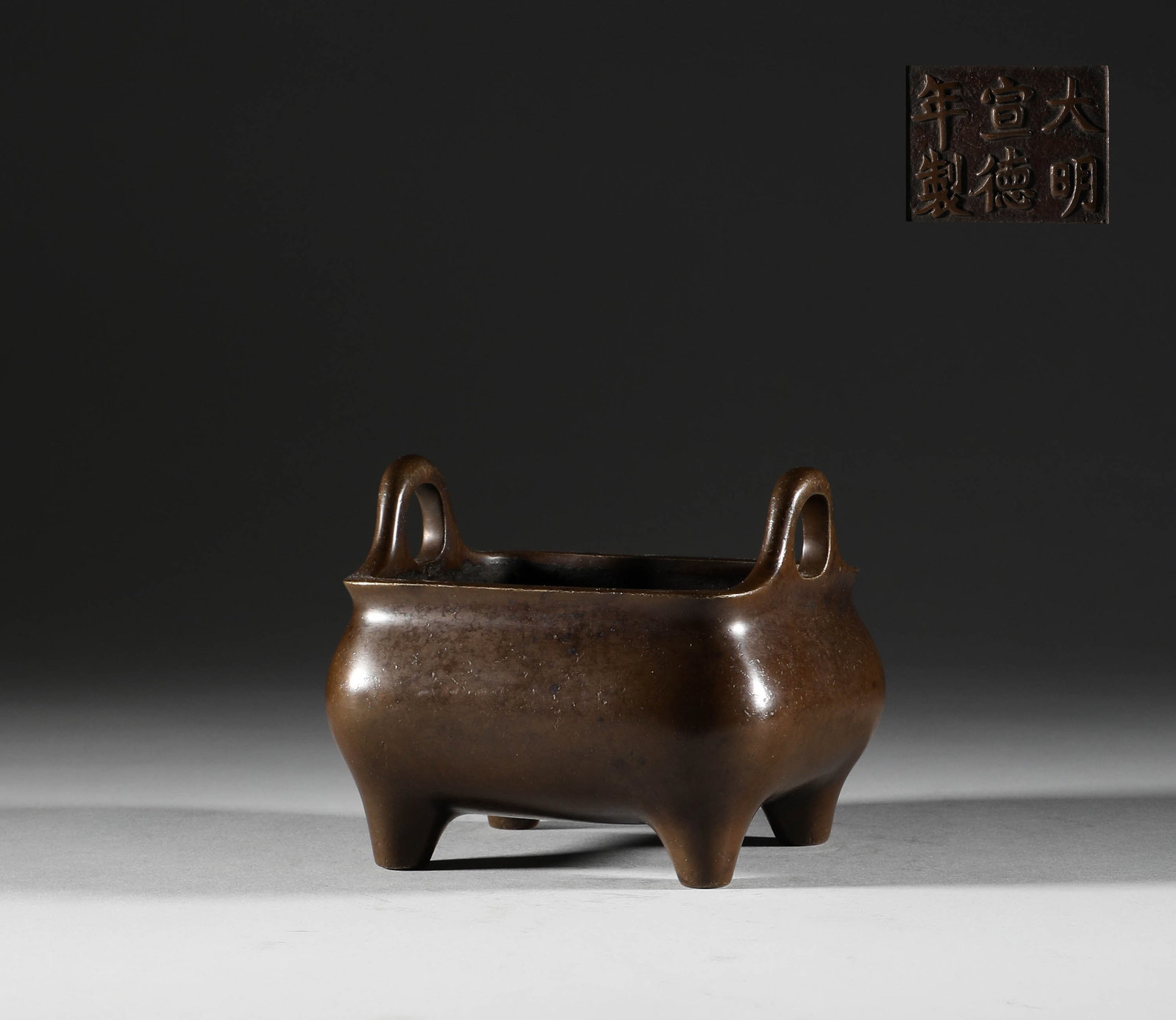 In the Ming Dynasty, a copper double ear incense burner: Height: 9cm, width: 11cm, weight: 1256g