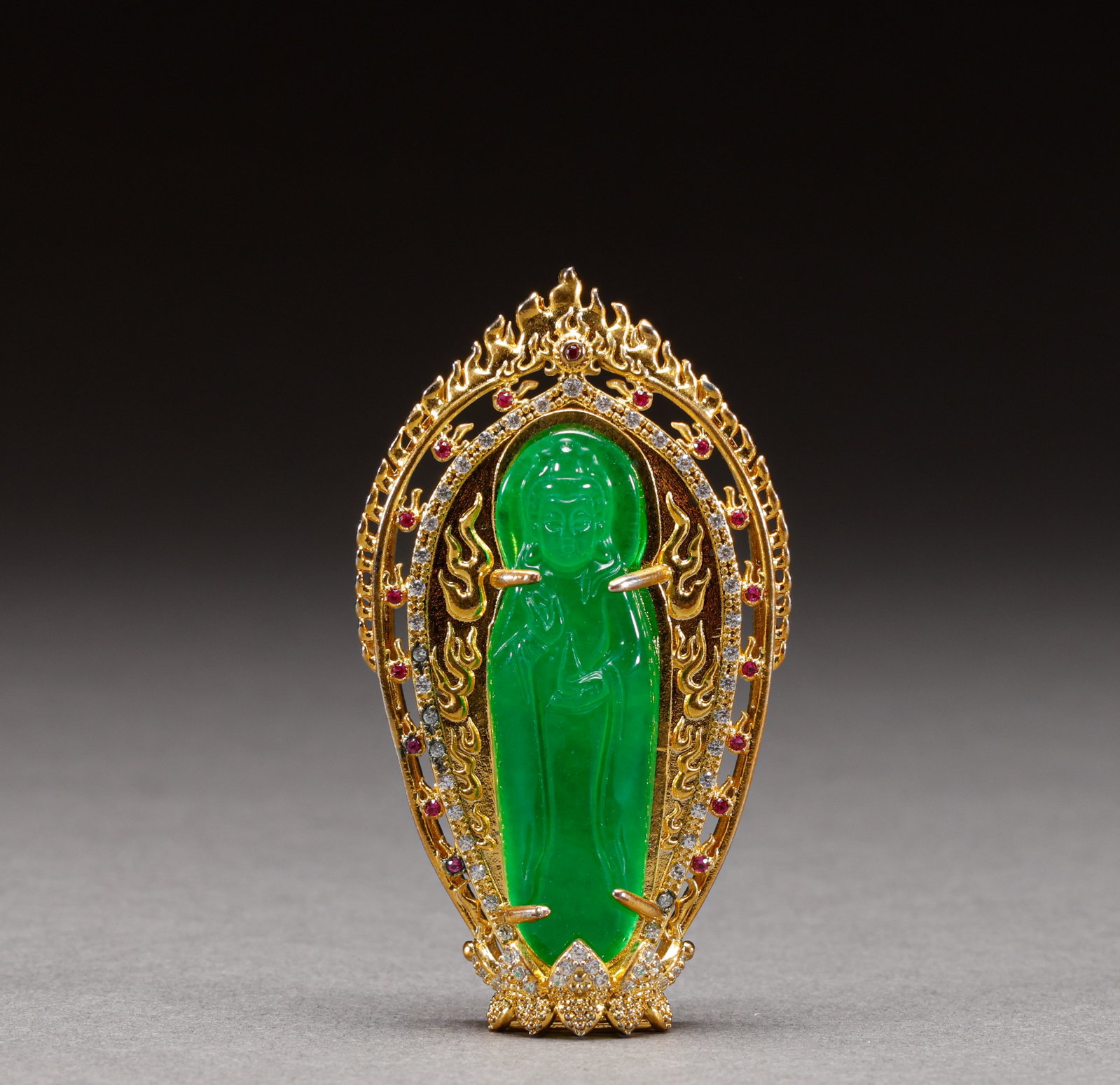 Qing Dynasty jewelry and jade pendants: Height: 7.2cm, width: 4.5cm, weight: 31g
