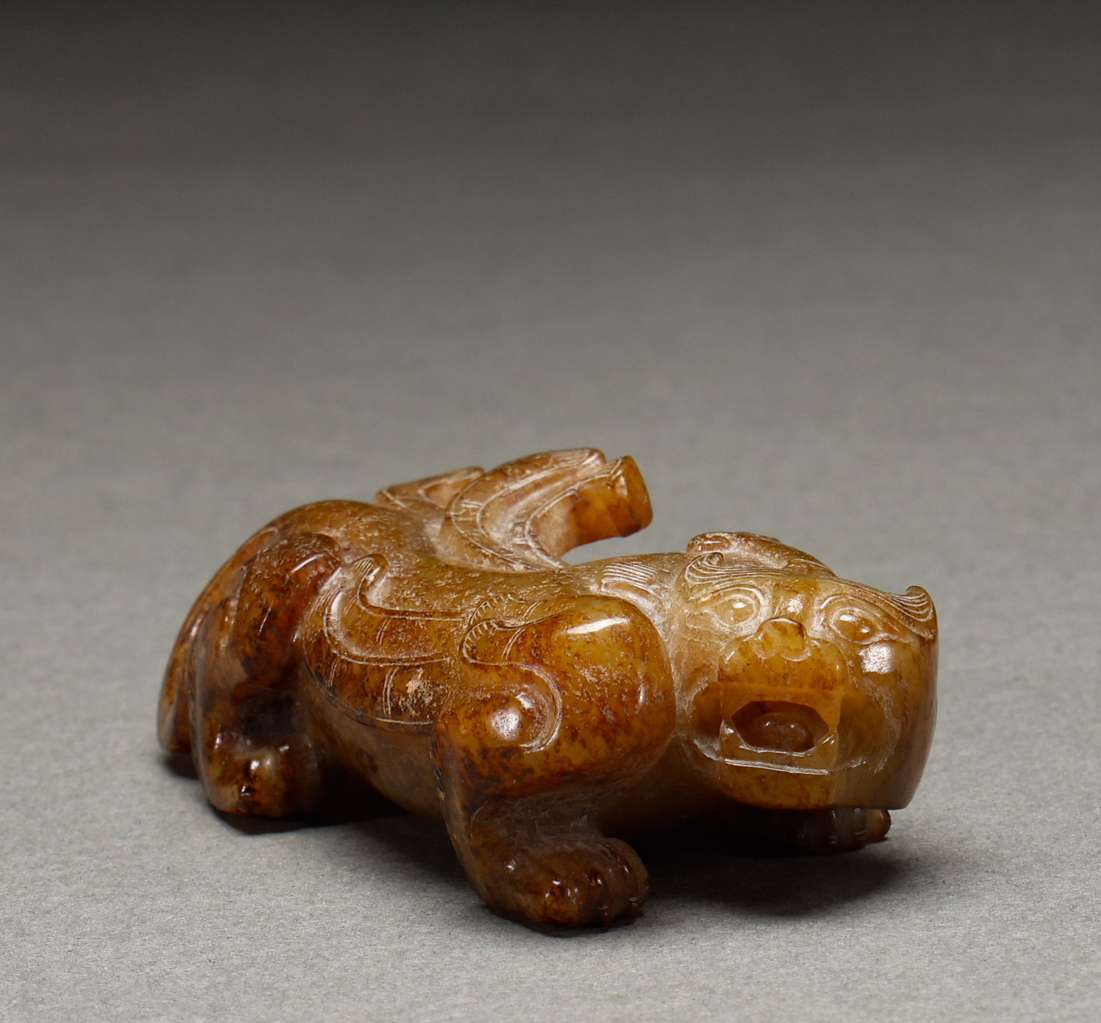 Hotan Yurui Beast before the Ming Dynasty: Height: 2.5cm, Width: 9.5cm, Weight: 121g